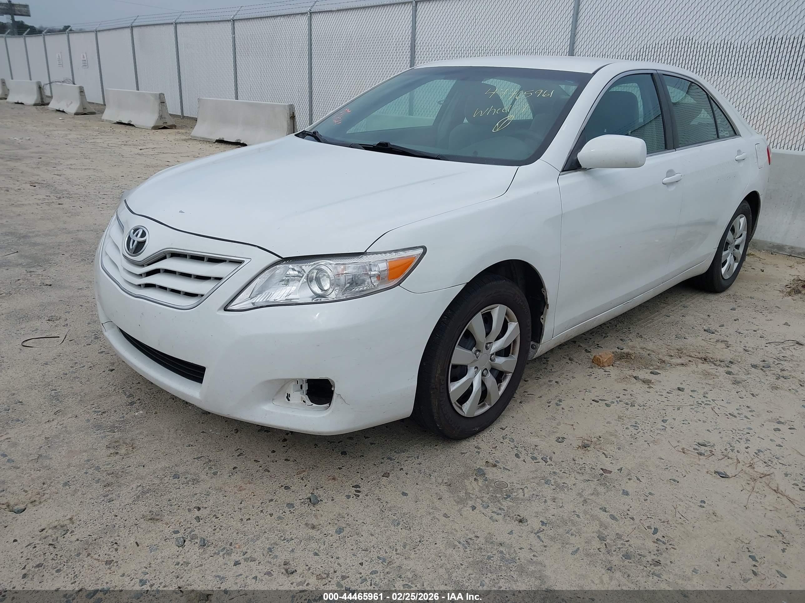 TOYOTA CAMRY image 2