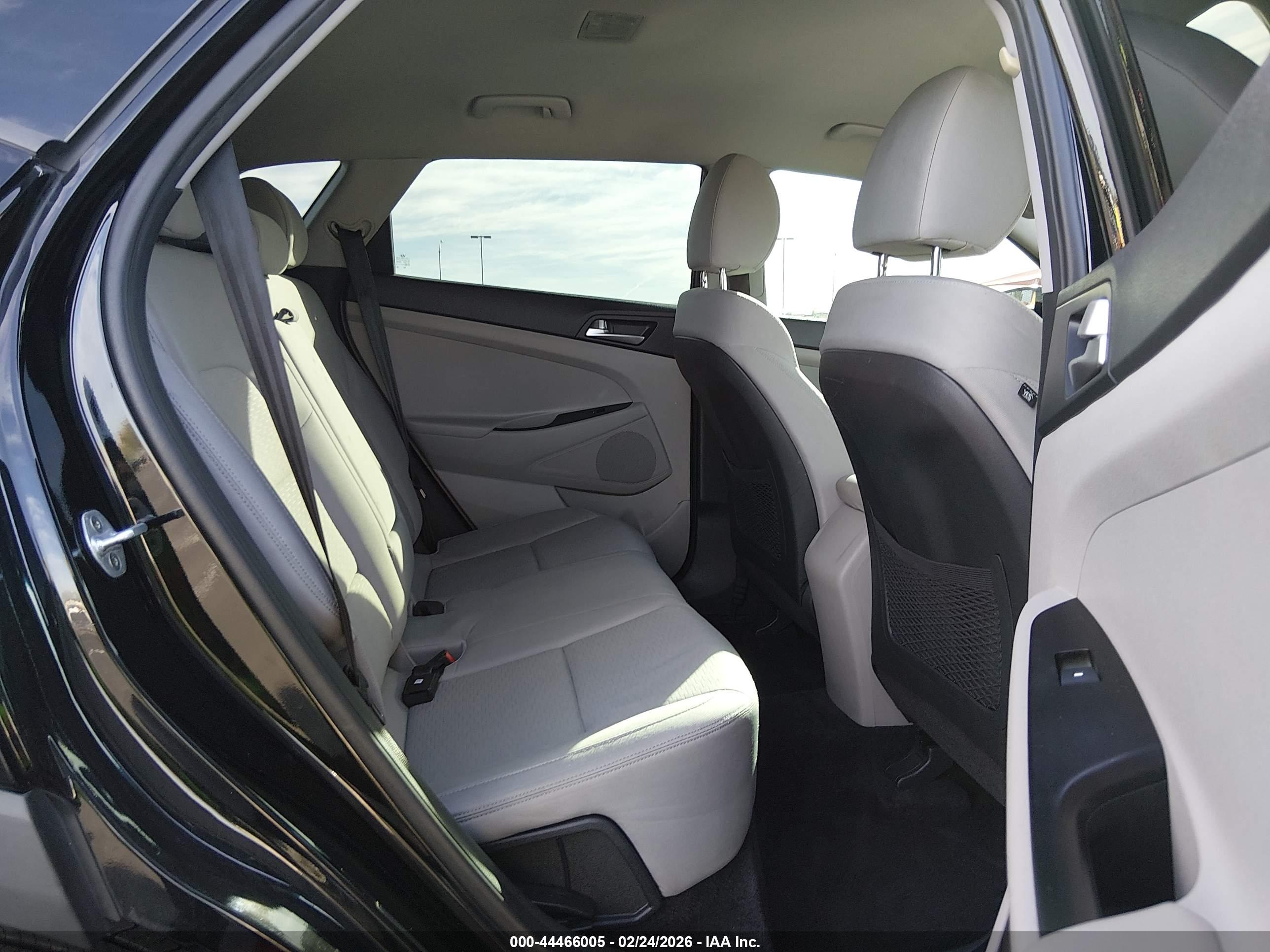 HYUNDAI TUCSON image 8