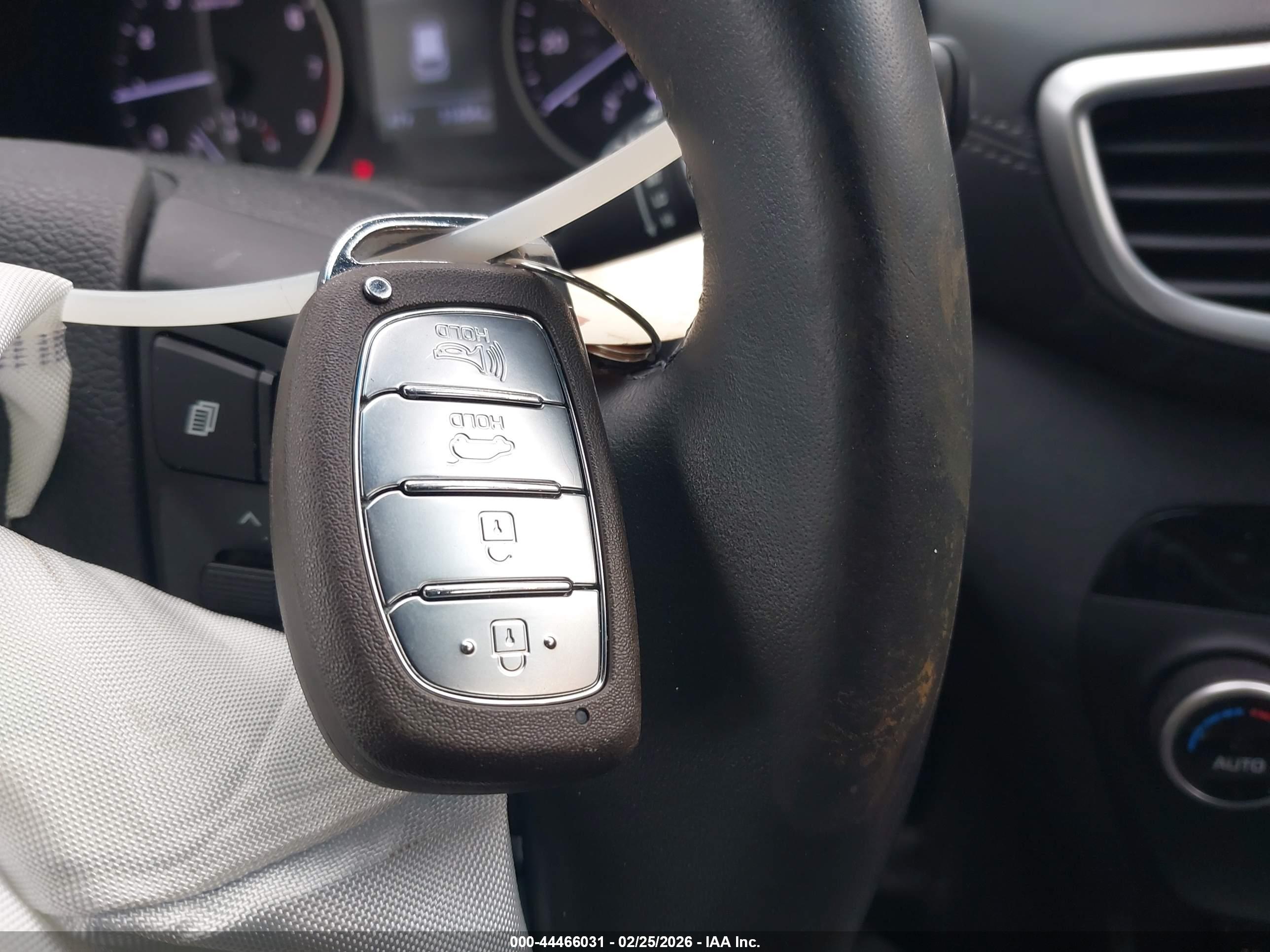 HYUNDAI TUCSON image 11