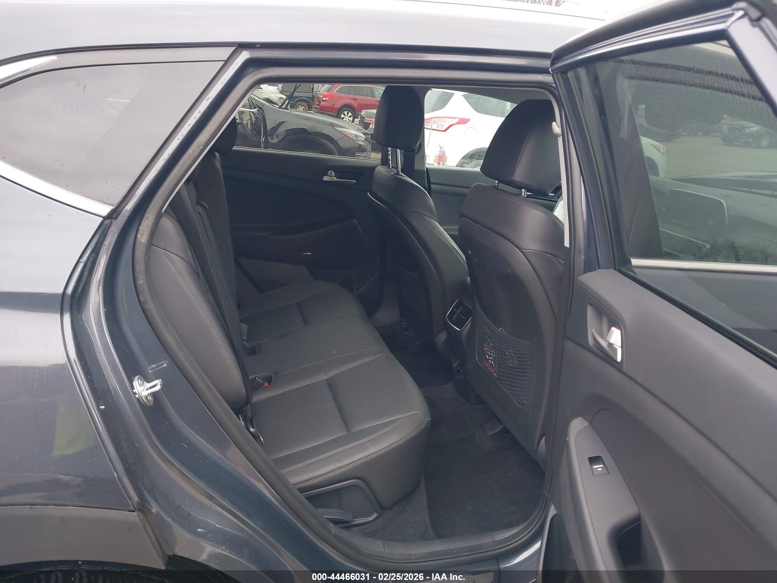 HYUNDAI TUCSON image 8