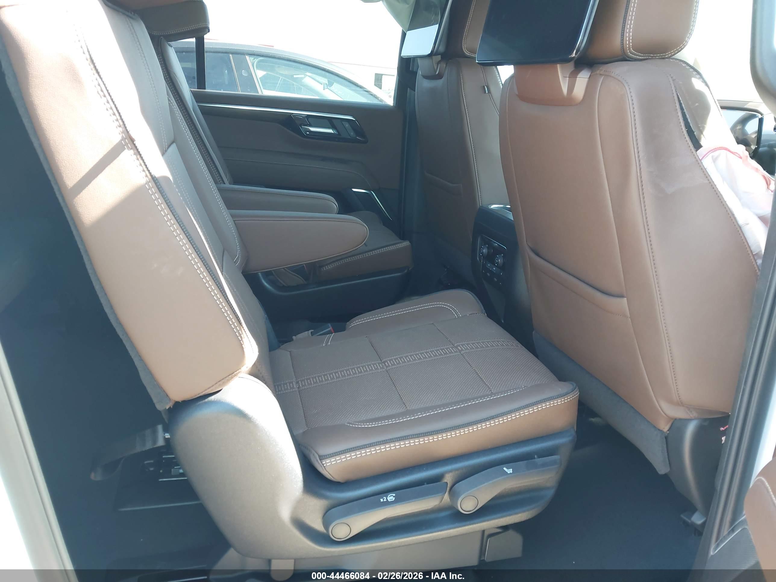 CHEVROLET SUBURBAN image 8