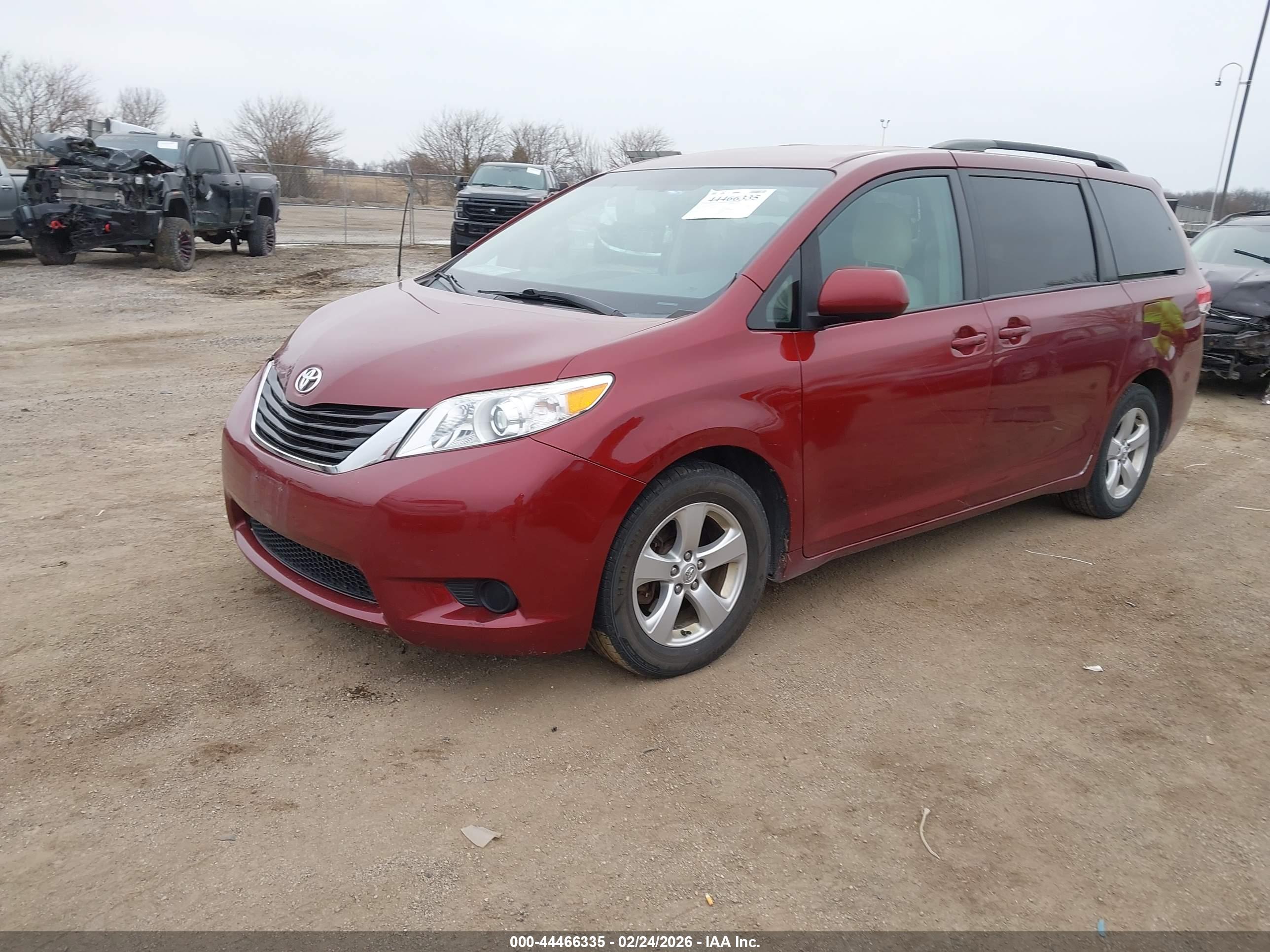 TOYOTA SIENNA image 2