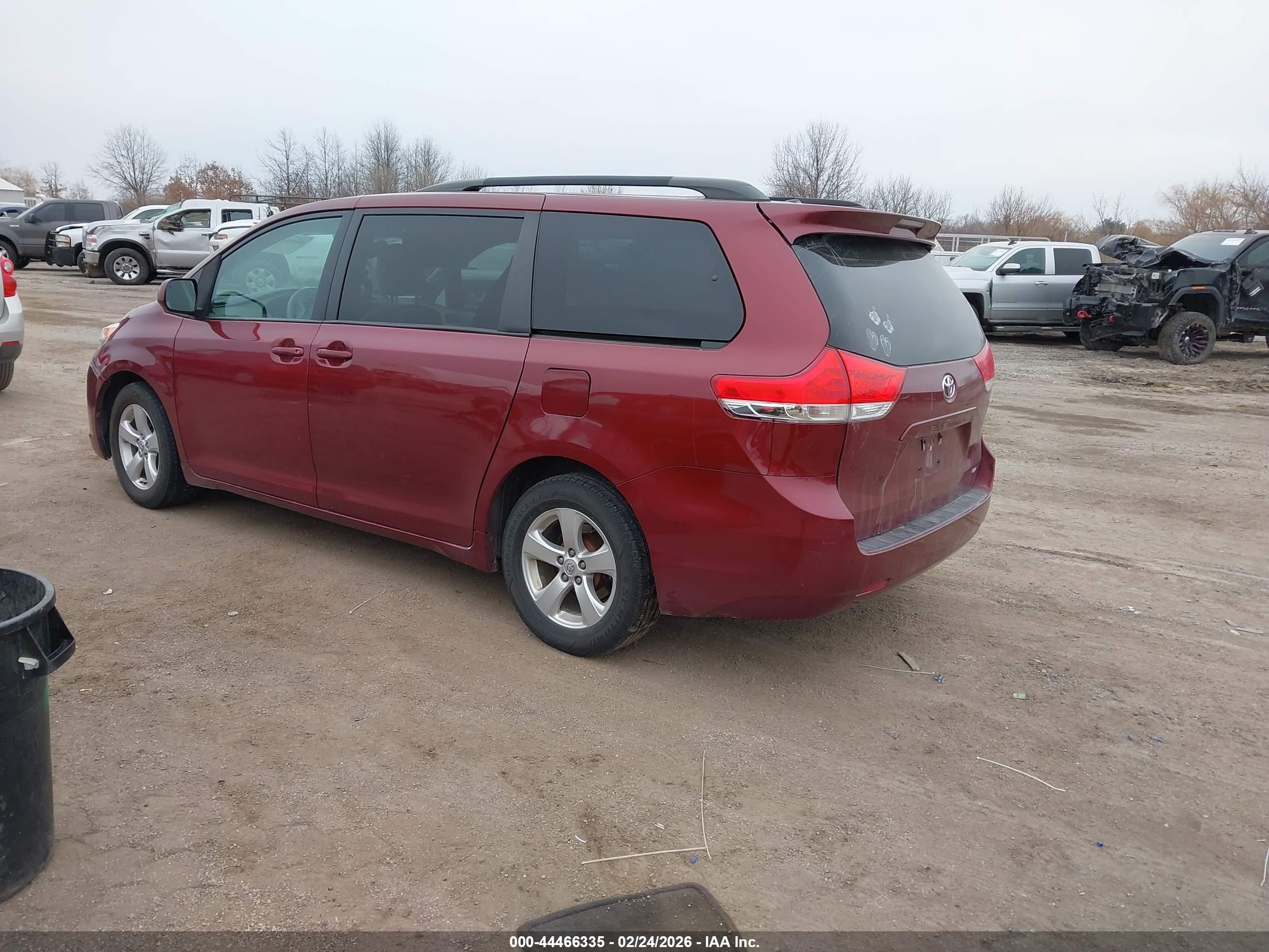 TOYOTA SIENNA image 3