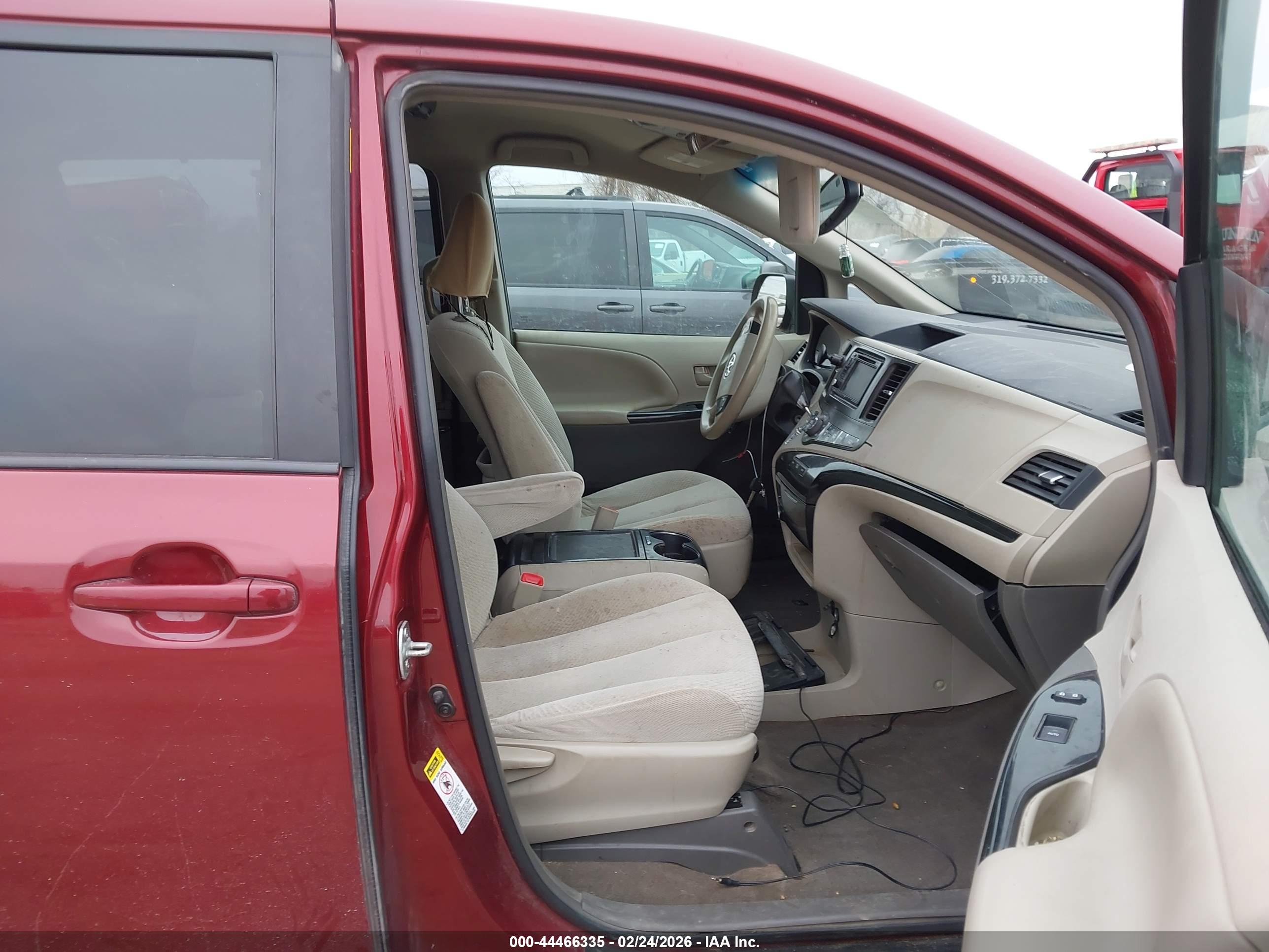 TOYOTA SIENNA image 5