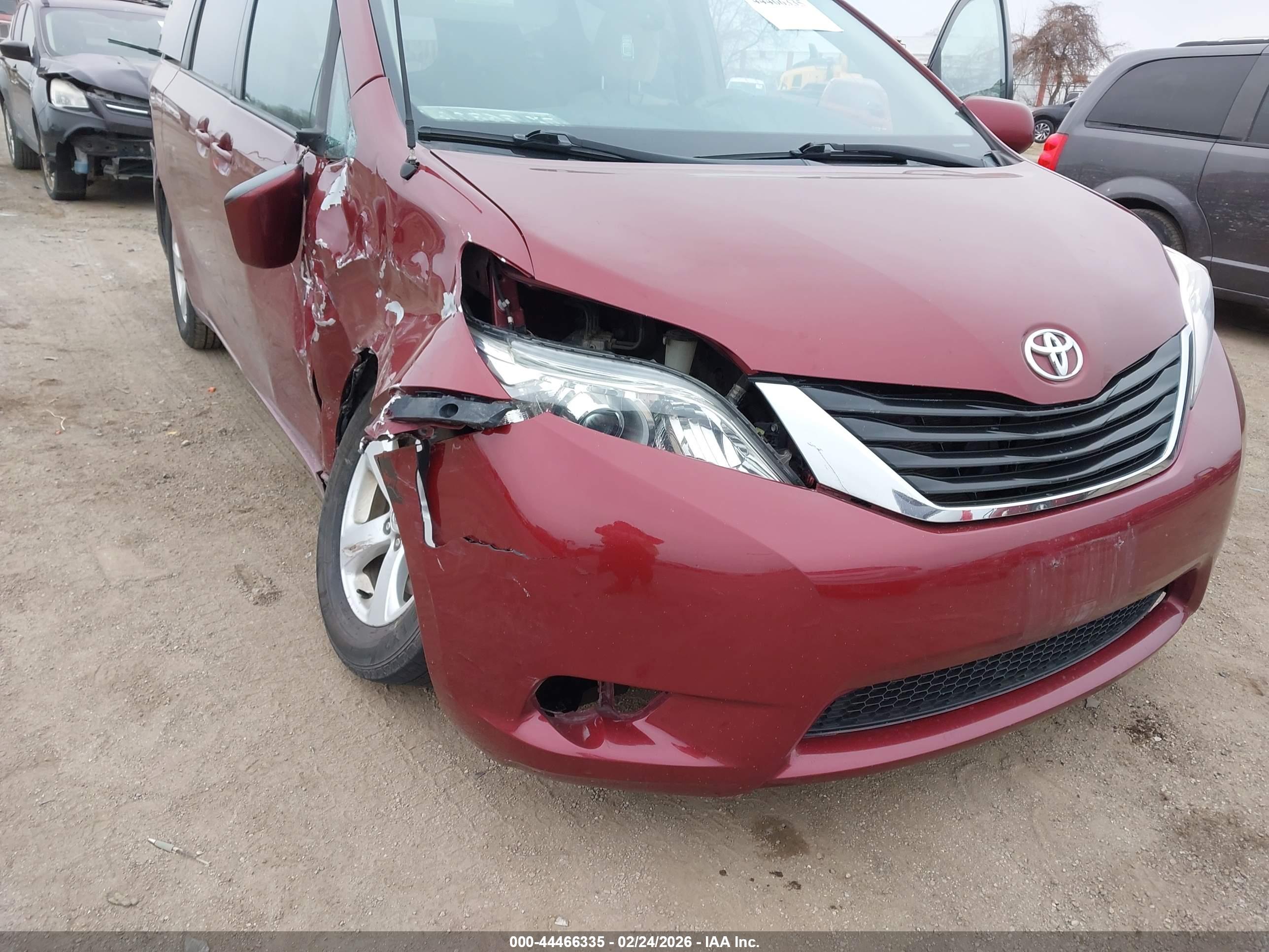 TOYOTA SIENNA image 6