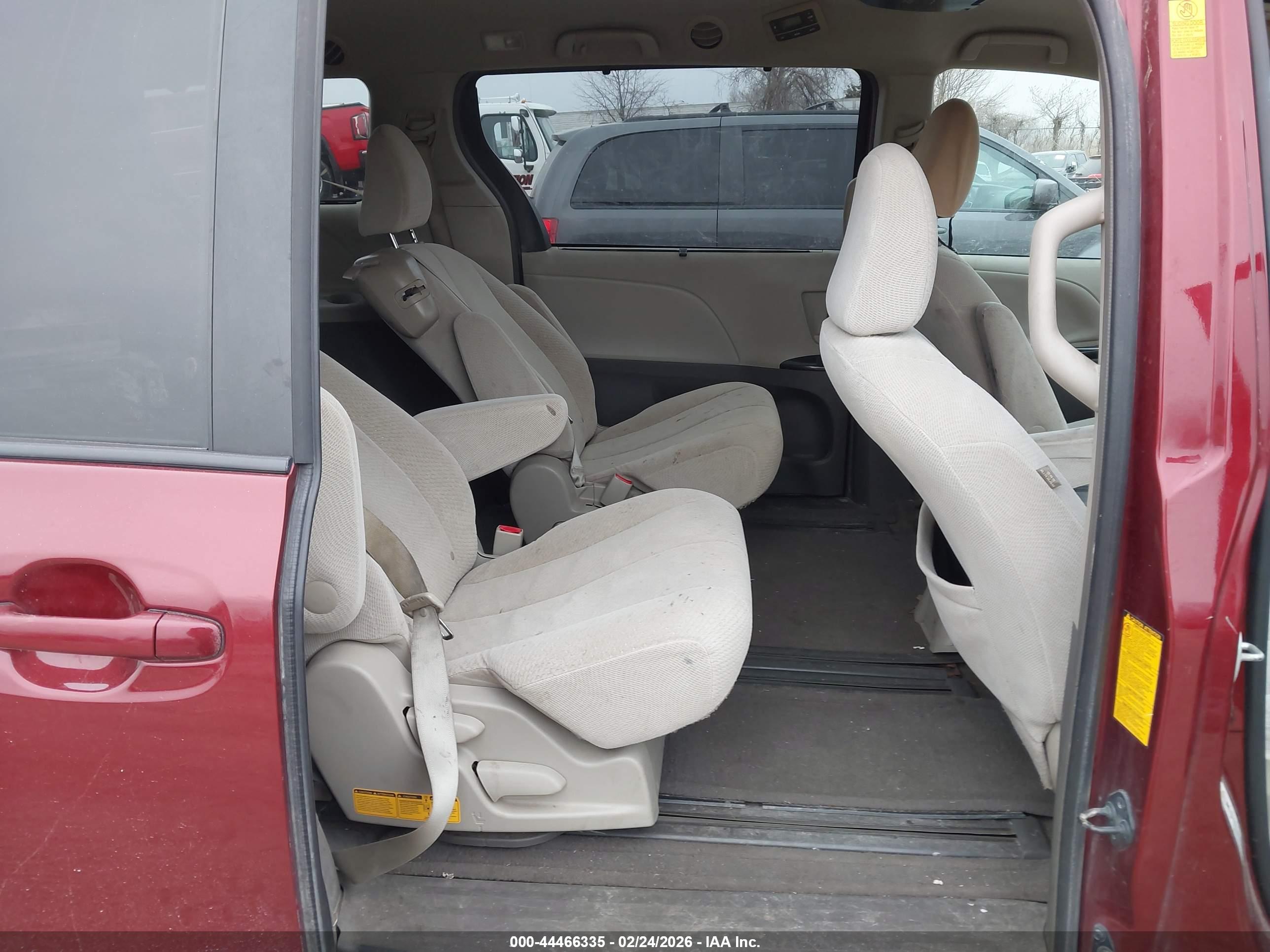 TOYOTA SIENNA image 8