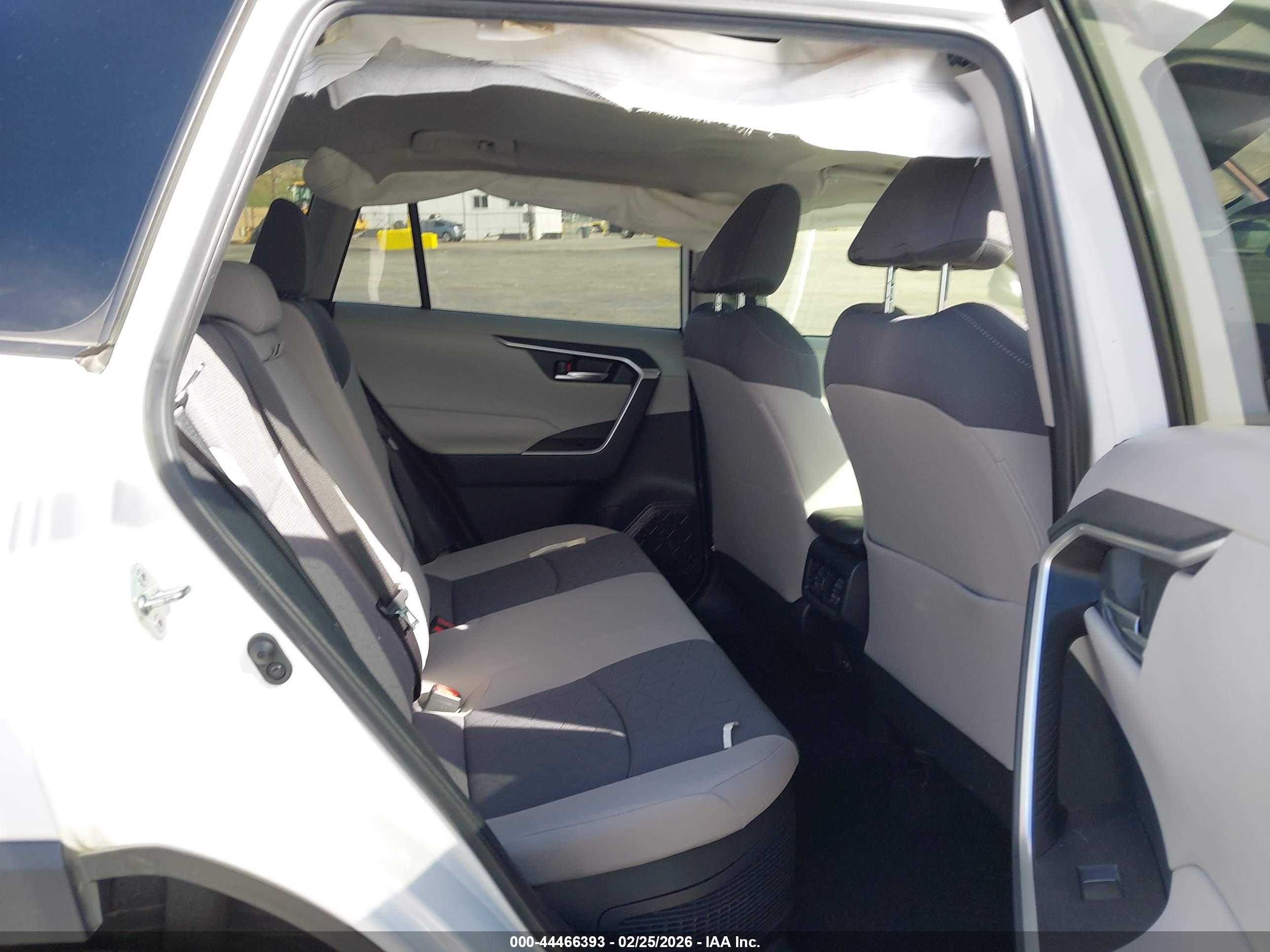 TOYOTA RAV4 image 8