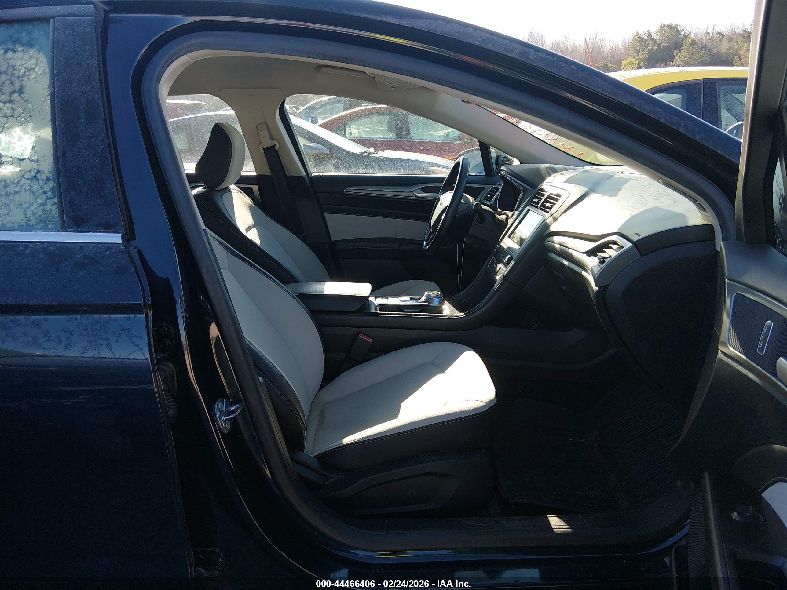 FORD FUSION image 5