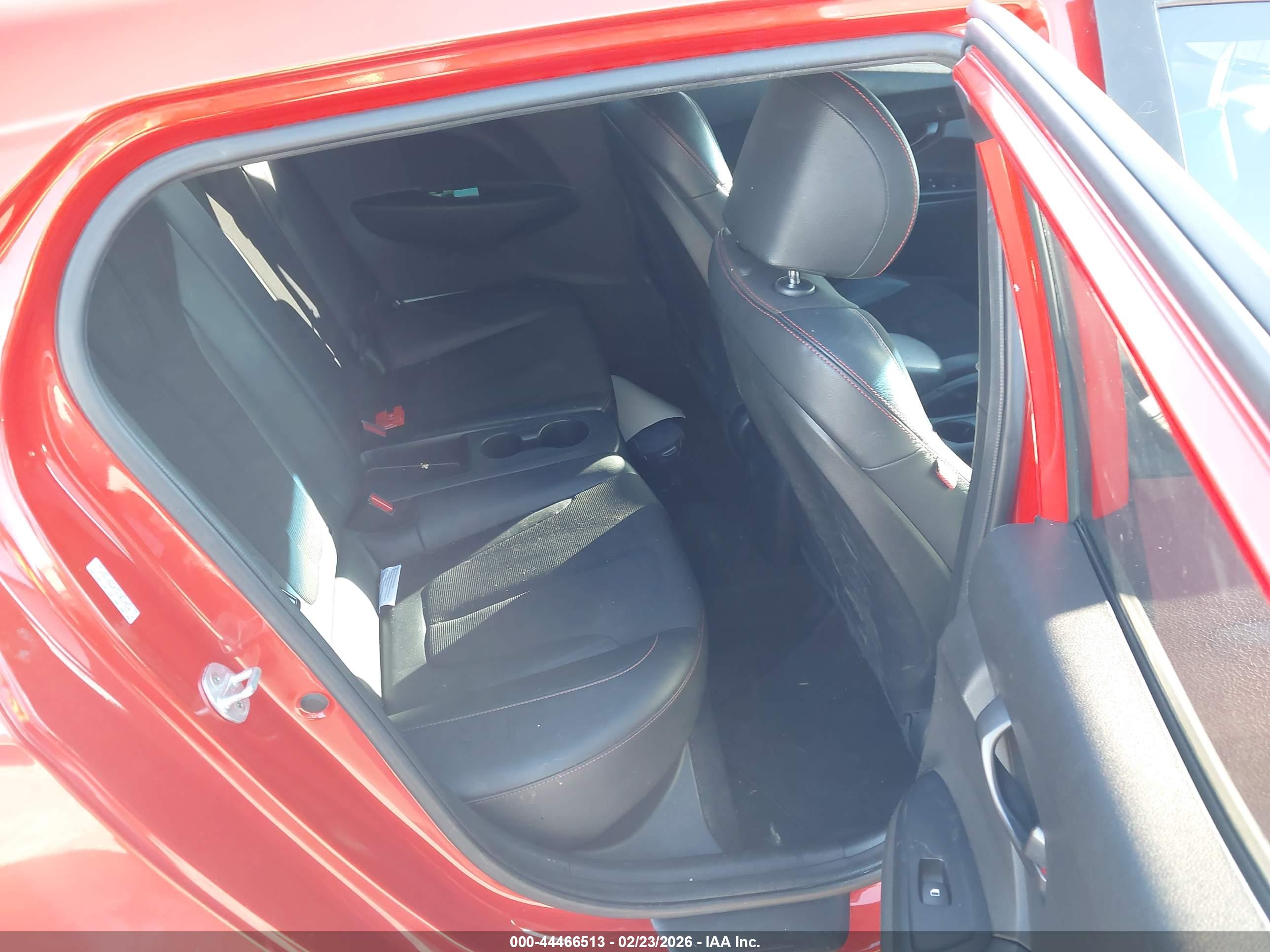HYUNDAI VELOSTER image 8