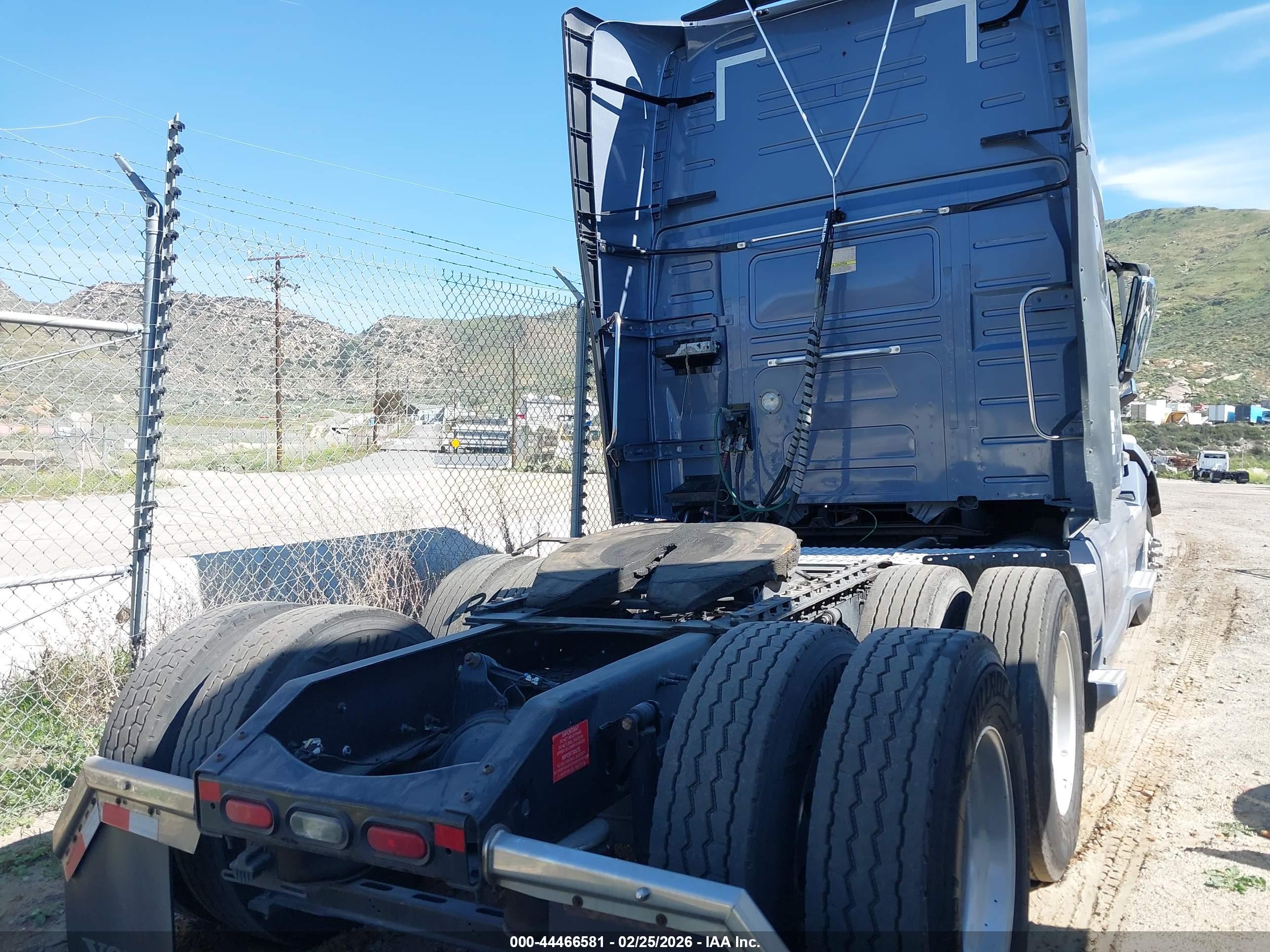 VOLVO VNL image 4