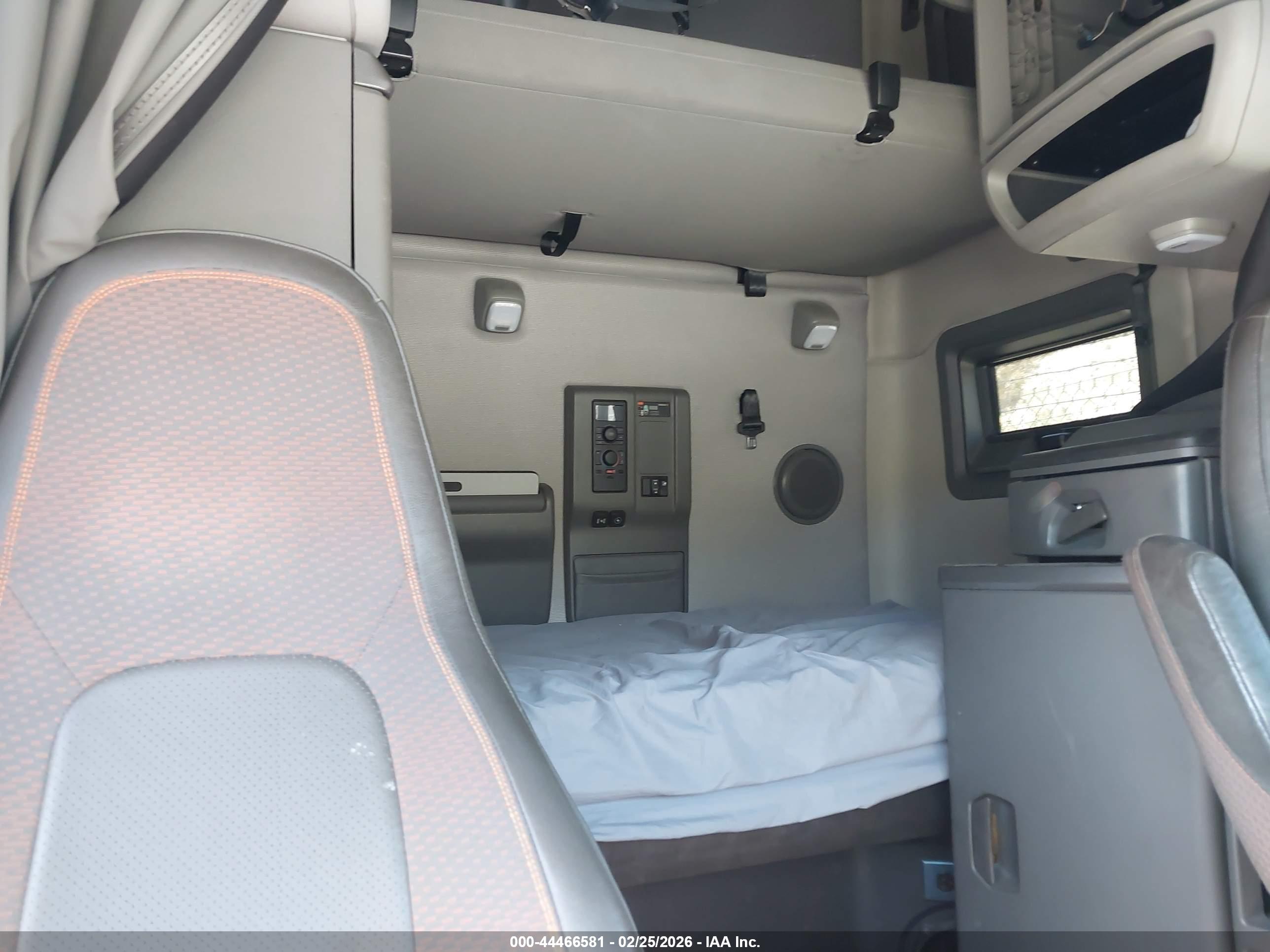 VOLVO VNL image 7