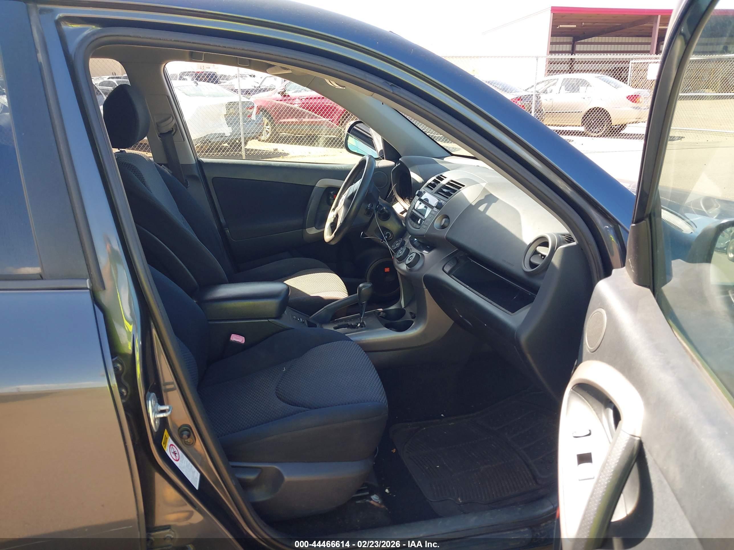 TOYOTA RAV4 image 5