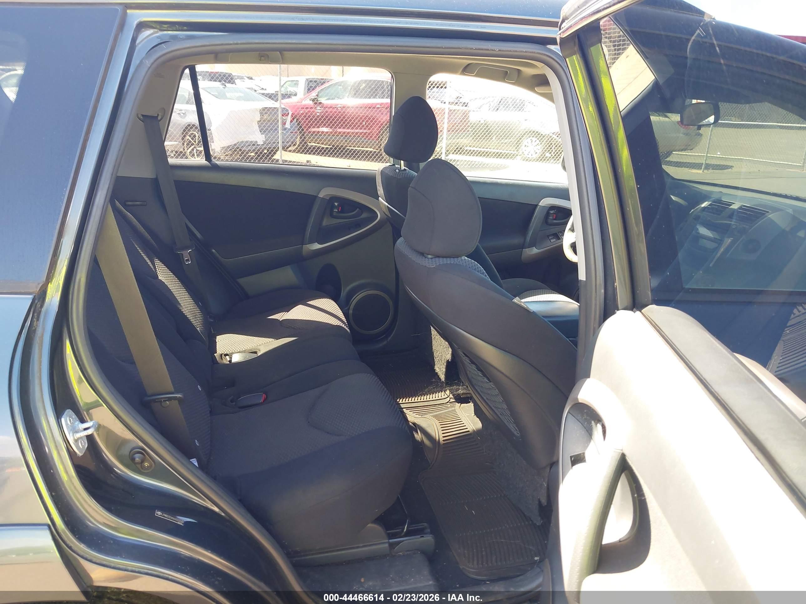 TOYOTA RAV4 image 8