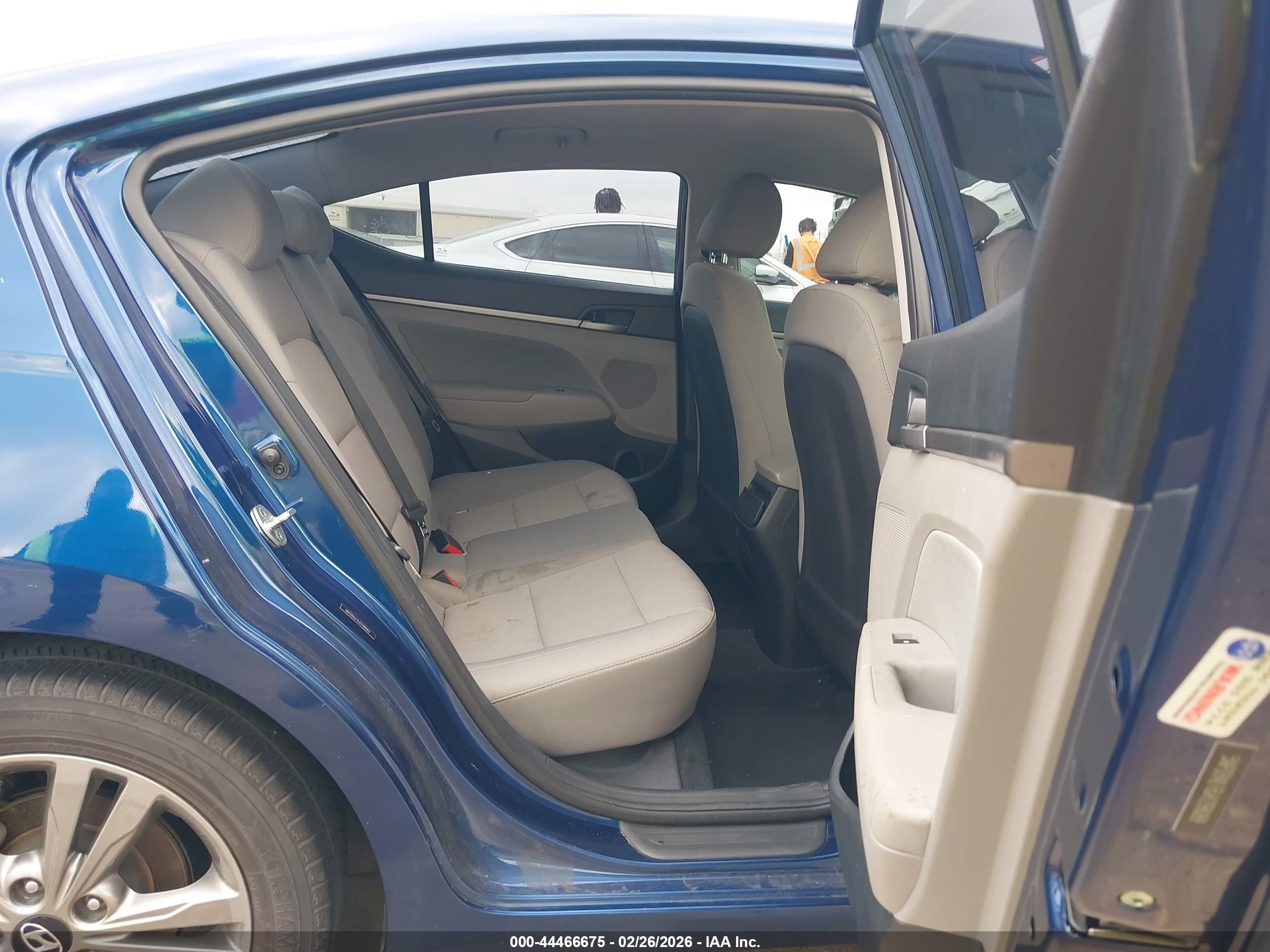 HYUNDAI ELANTRA image 8