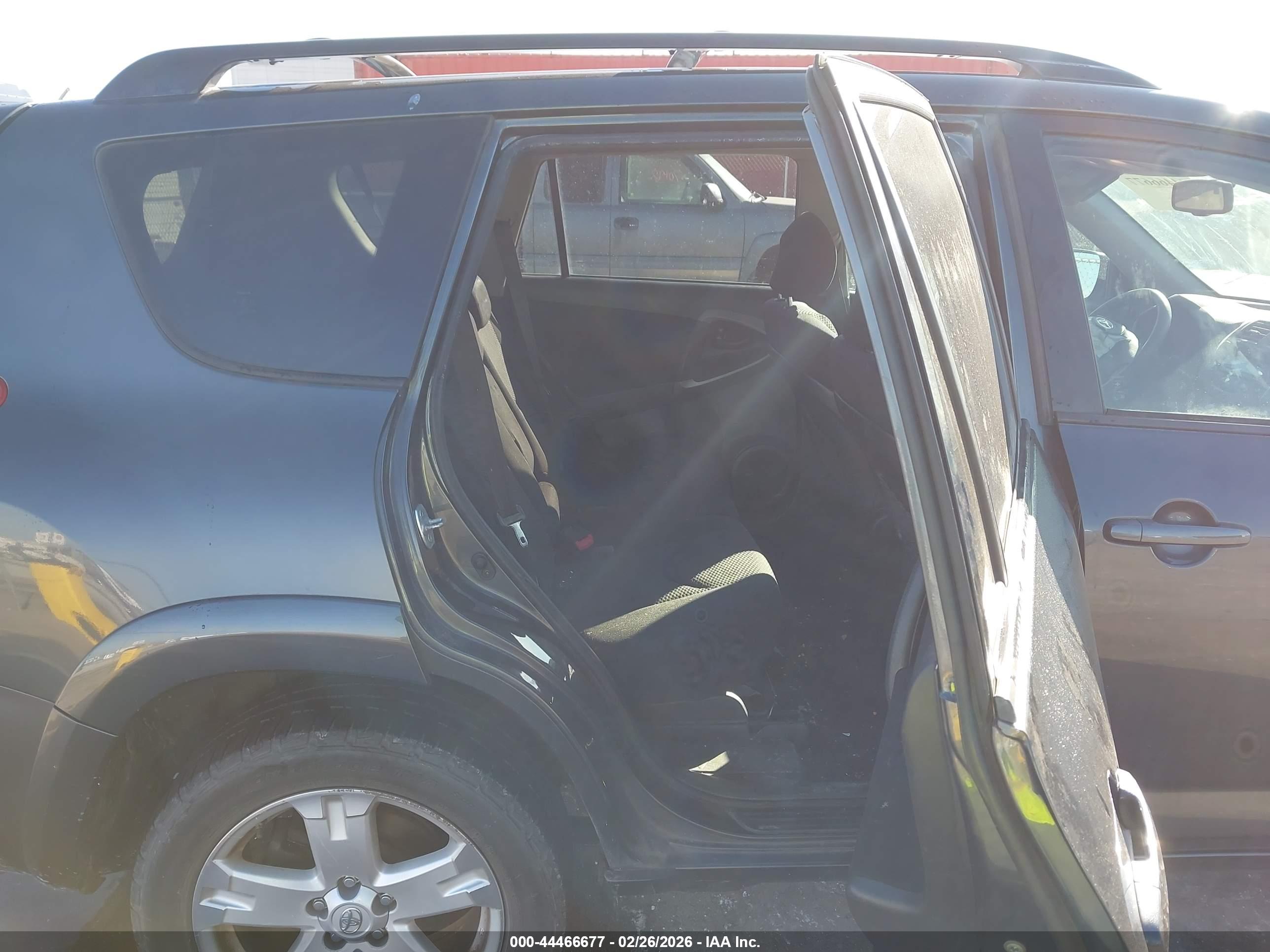TOYOTA RAV4 image 8