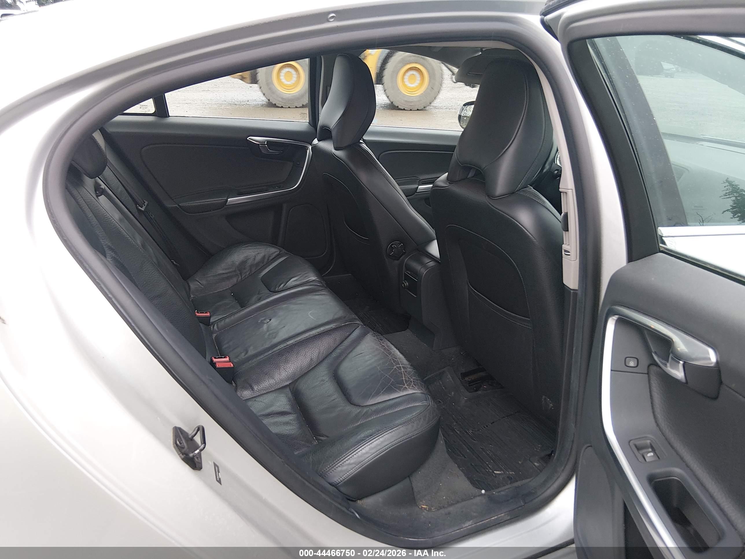 VOLVO S60 image 8