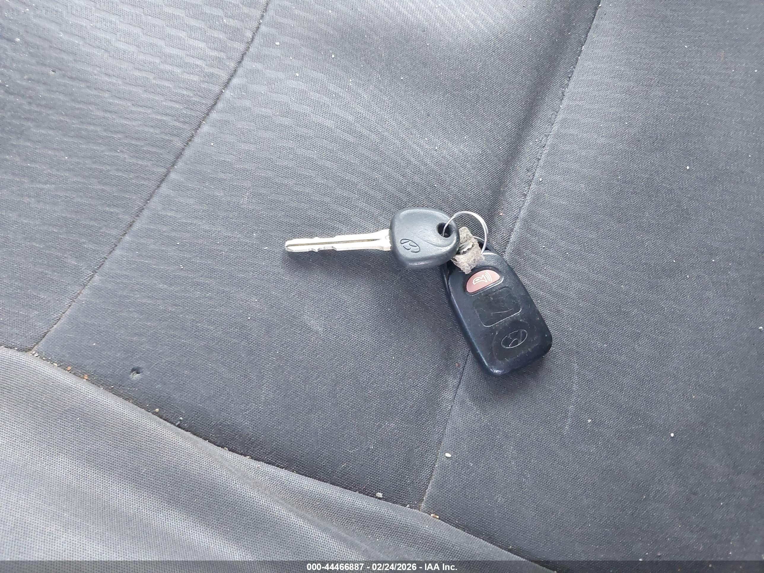 HYUNDAI ELANTRA image 11