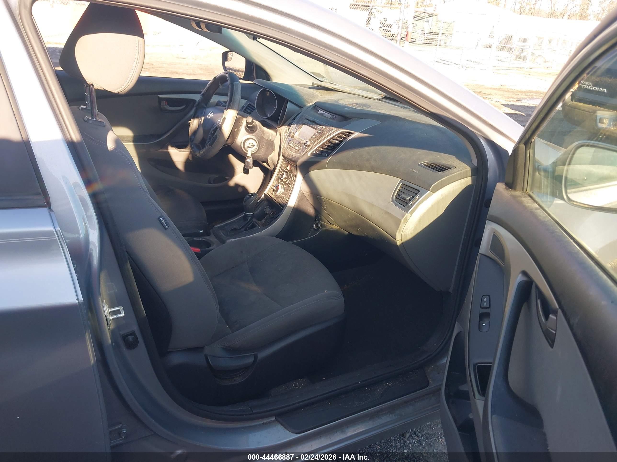 HYUNDAI ELANTRA image 5