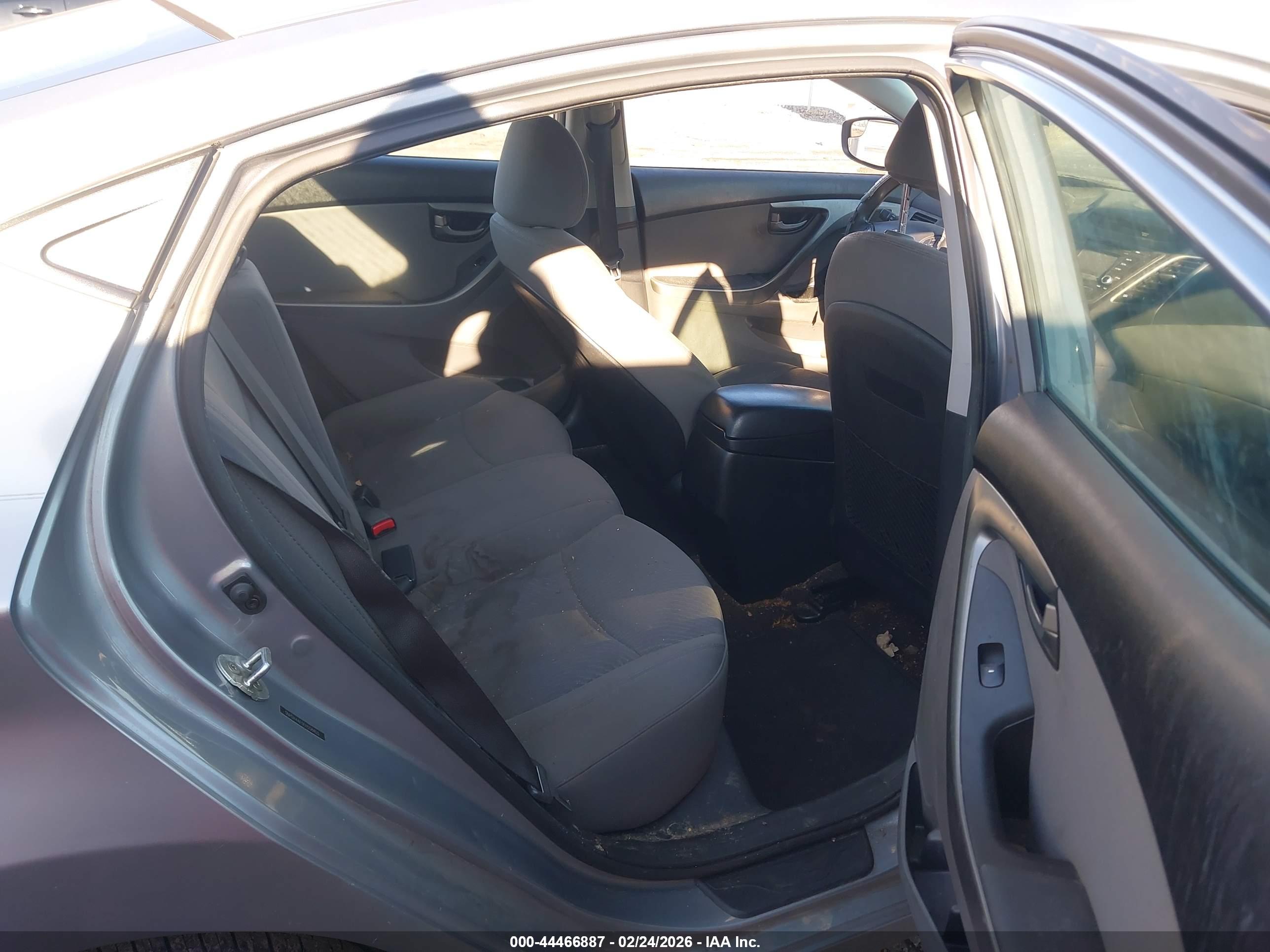 HYUNDAI ELANTRA image 8