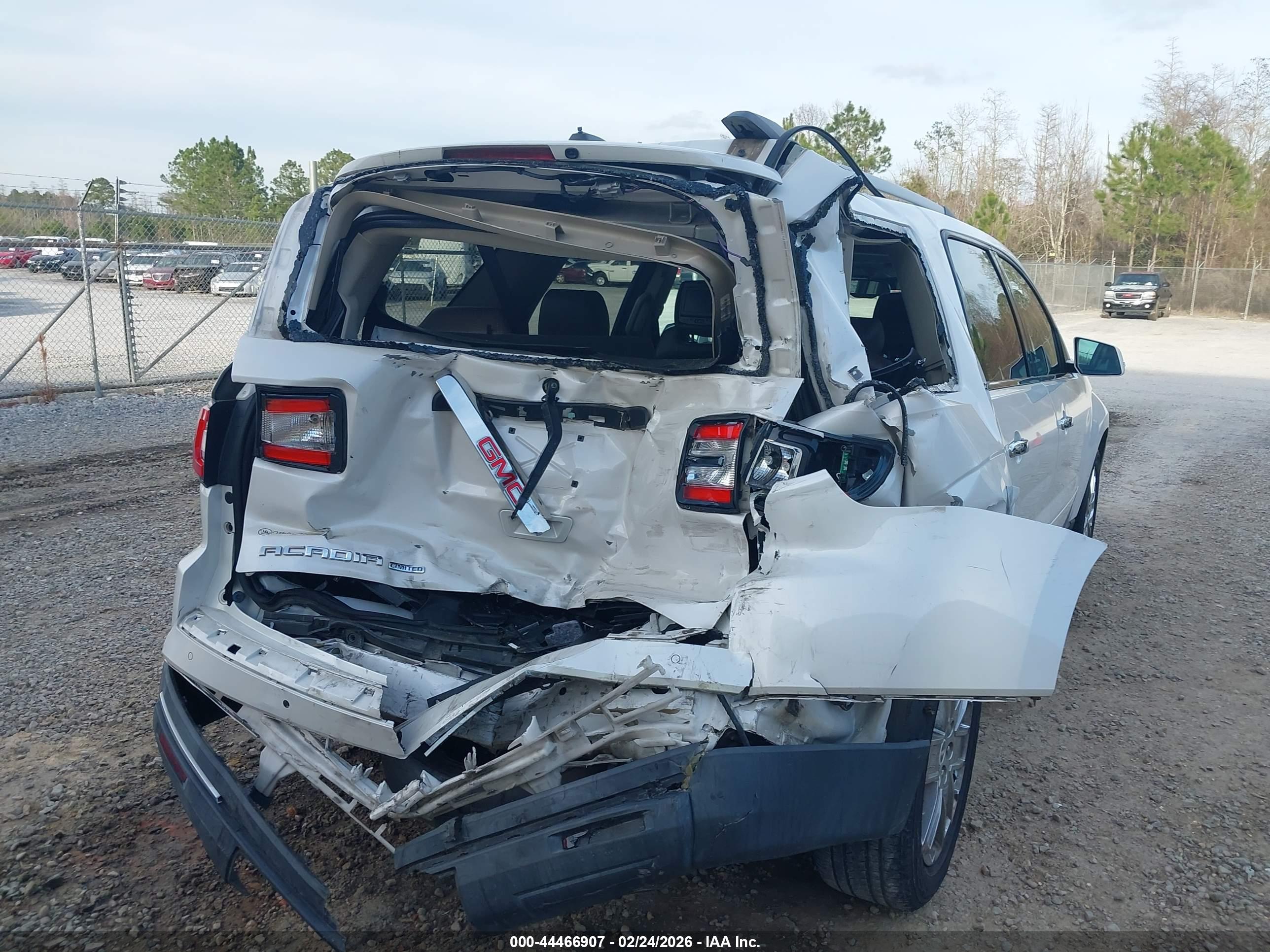 GMC ACADIA image 6