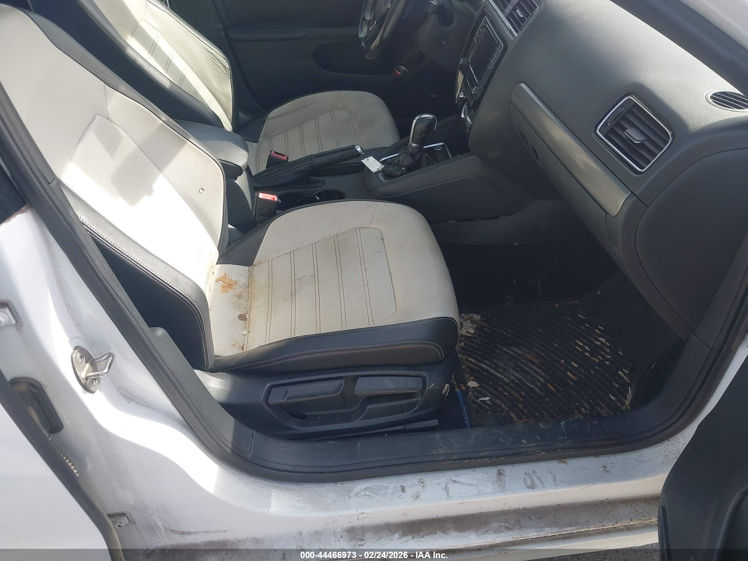 VOLKSWAGEN JETTA image 5