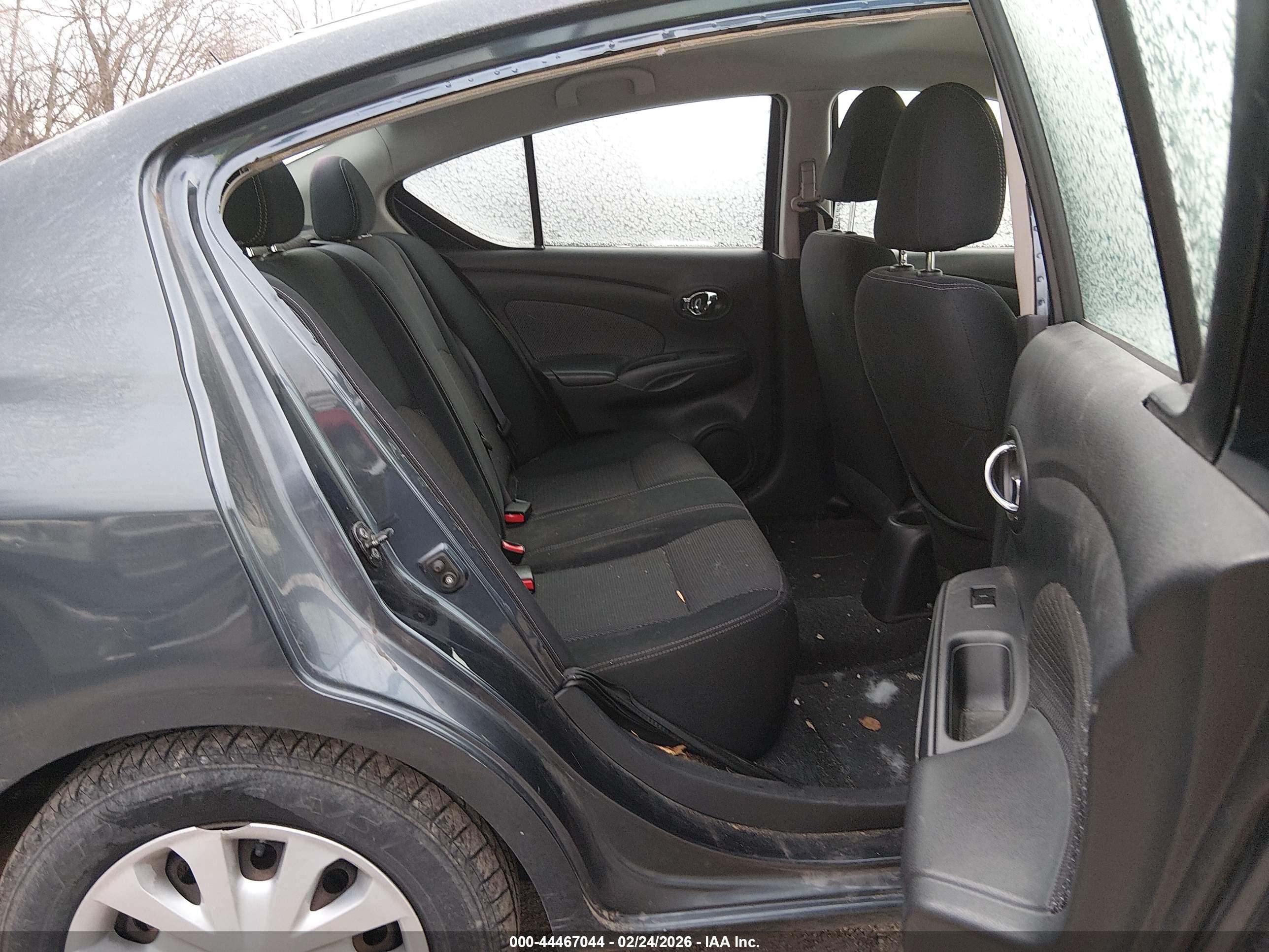 NISSAN VERSA image 8