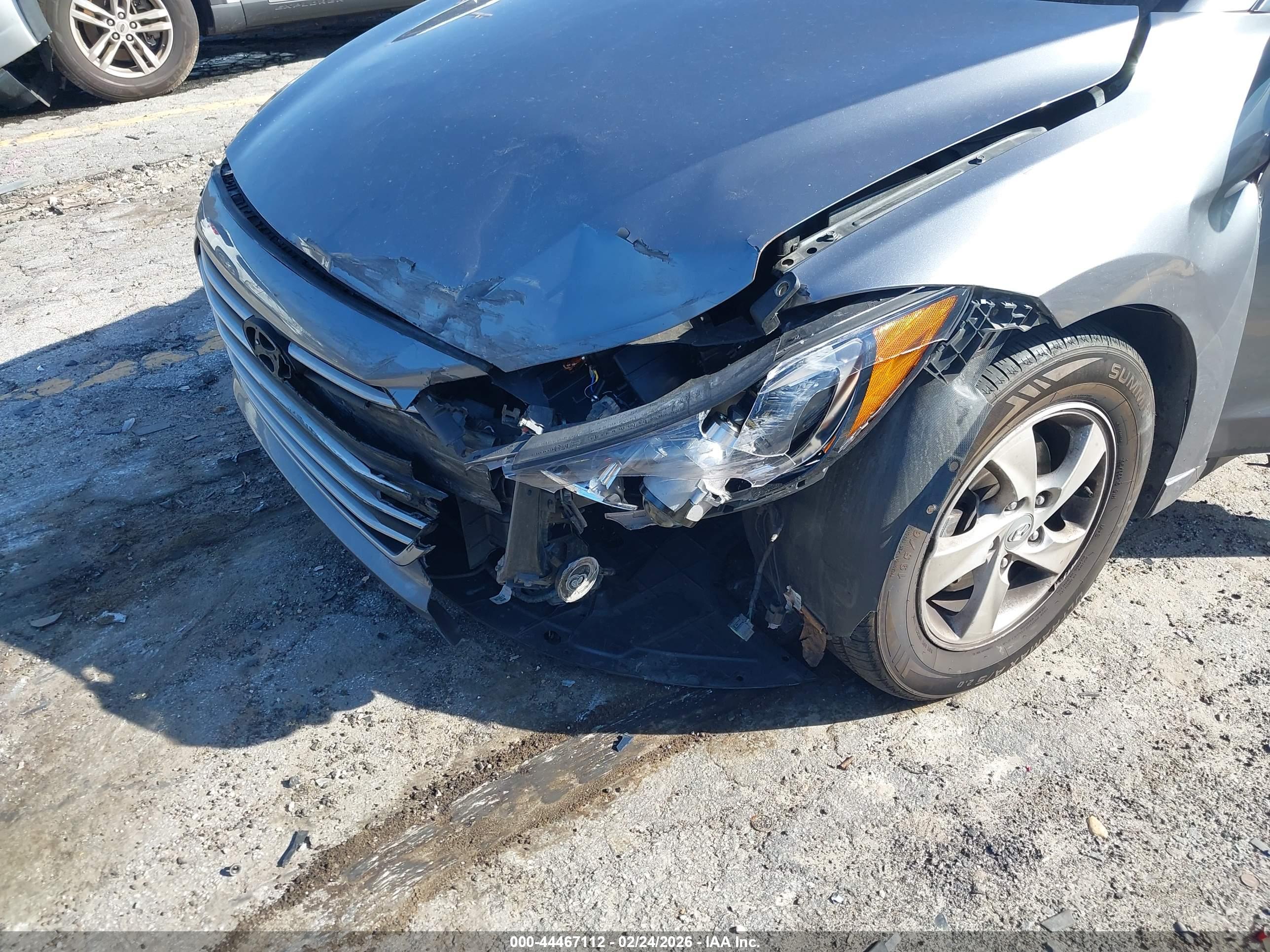 HYUNDAI ELANTRA image 6