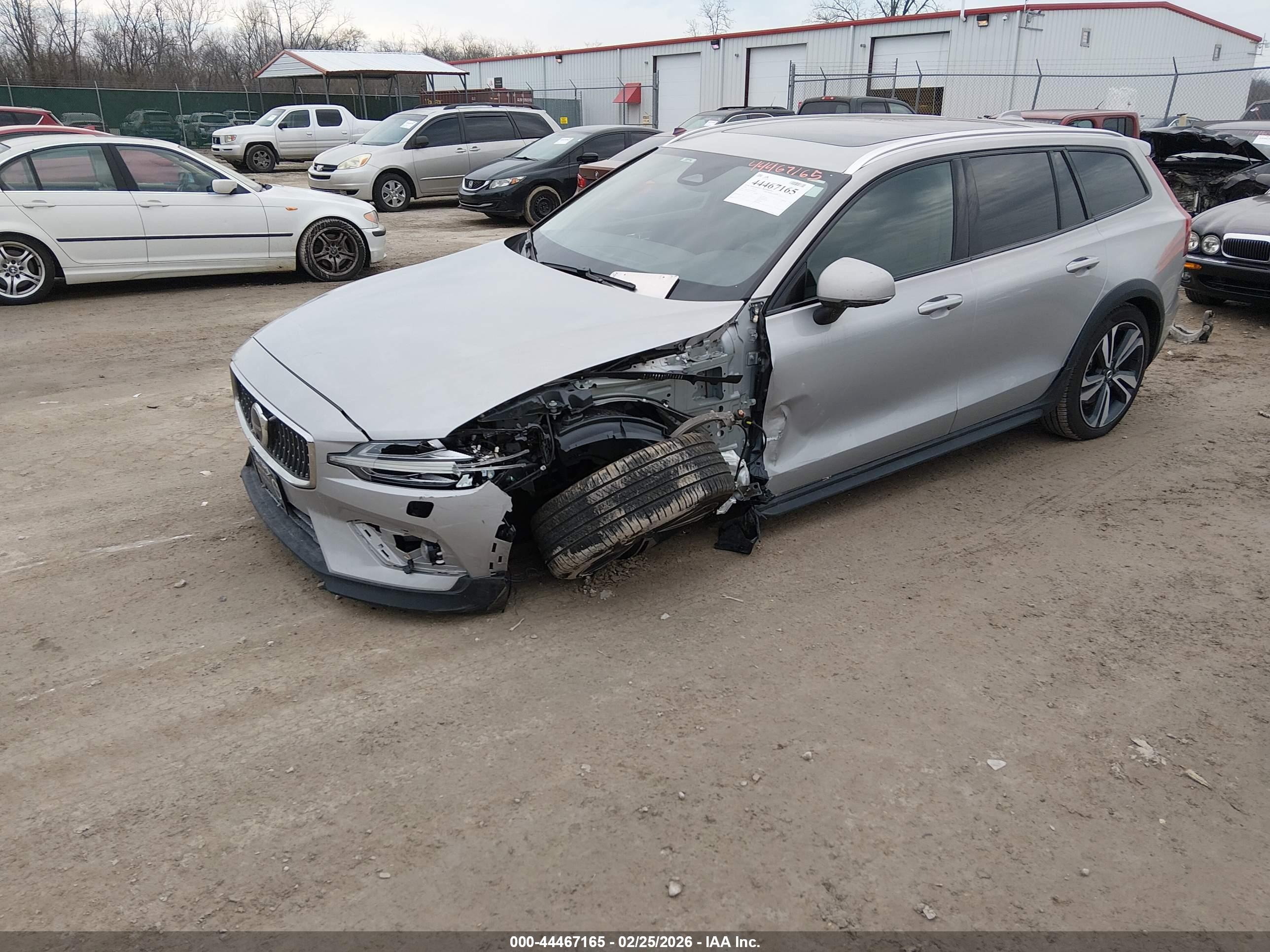 VOLVO V60 image 2