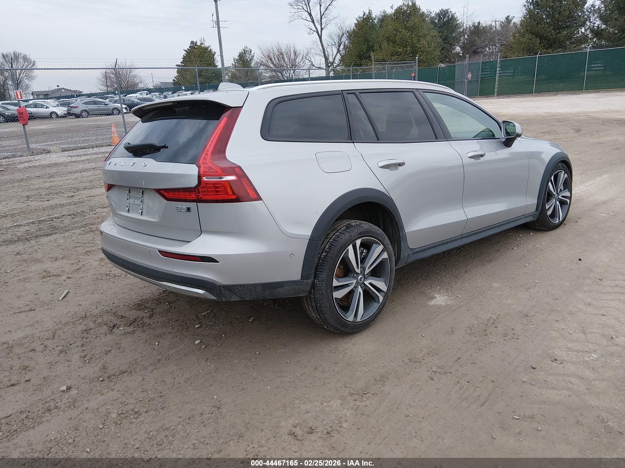 VOLVO V60 image 4