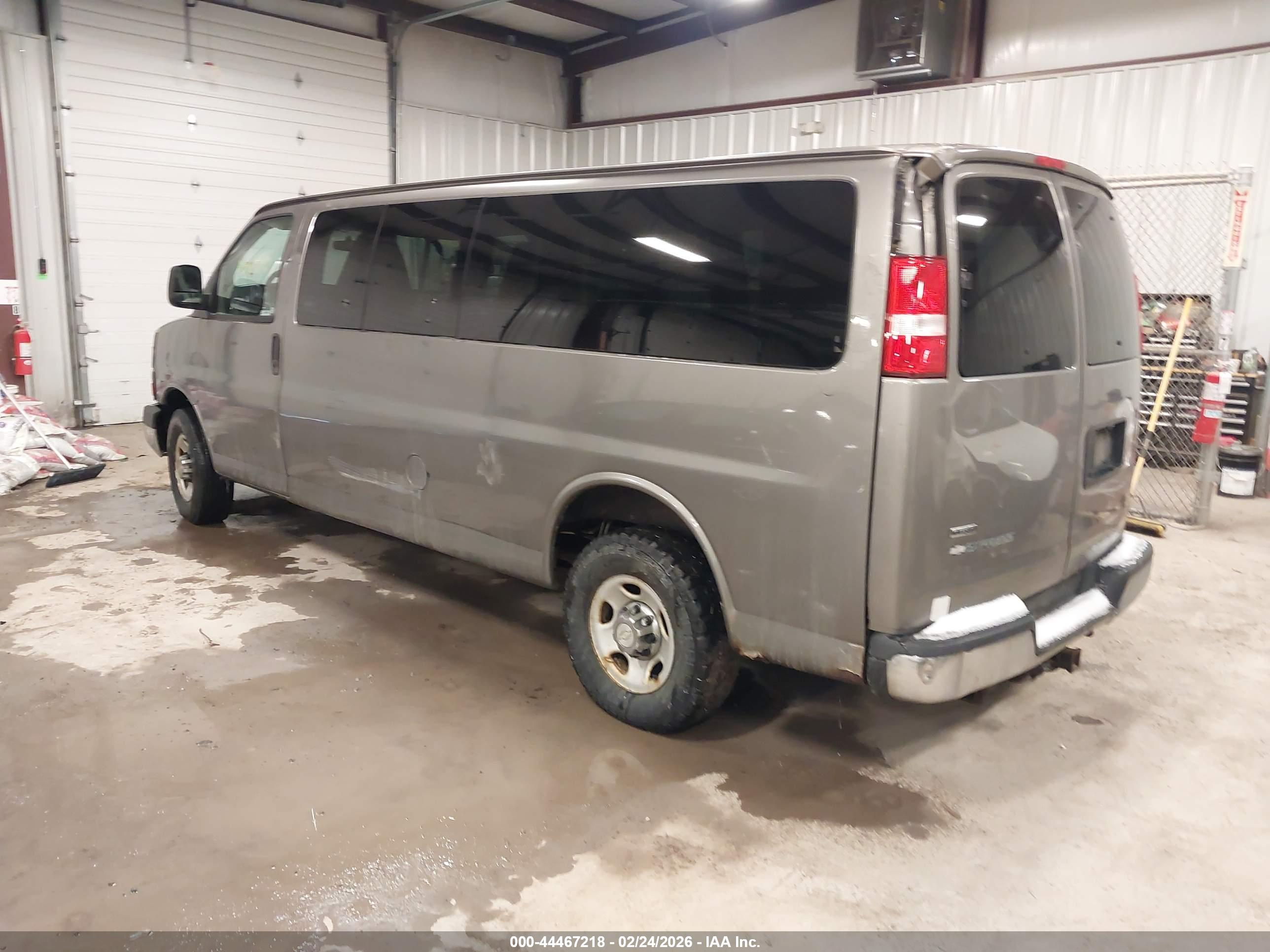 CHEVROLET EXPRESS image 3