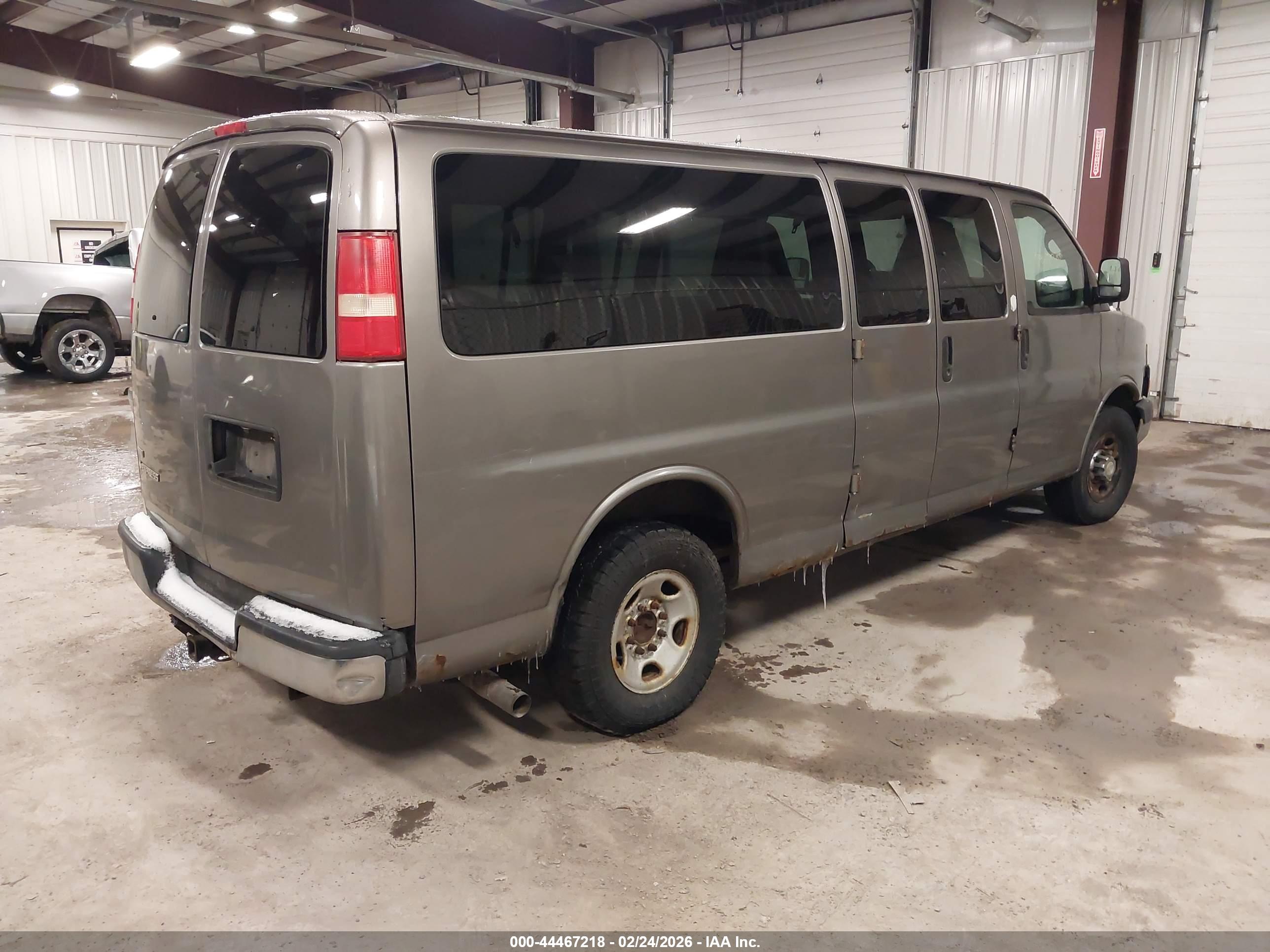 CHEVROLET EXPRESS image 4