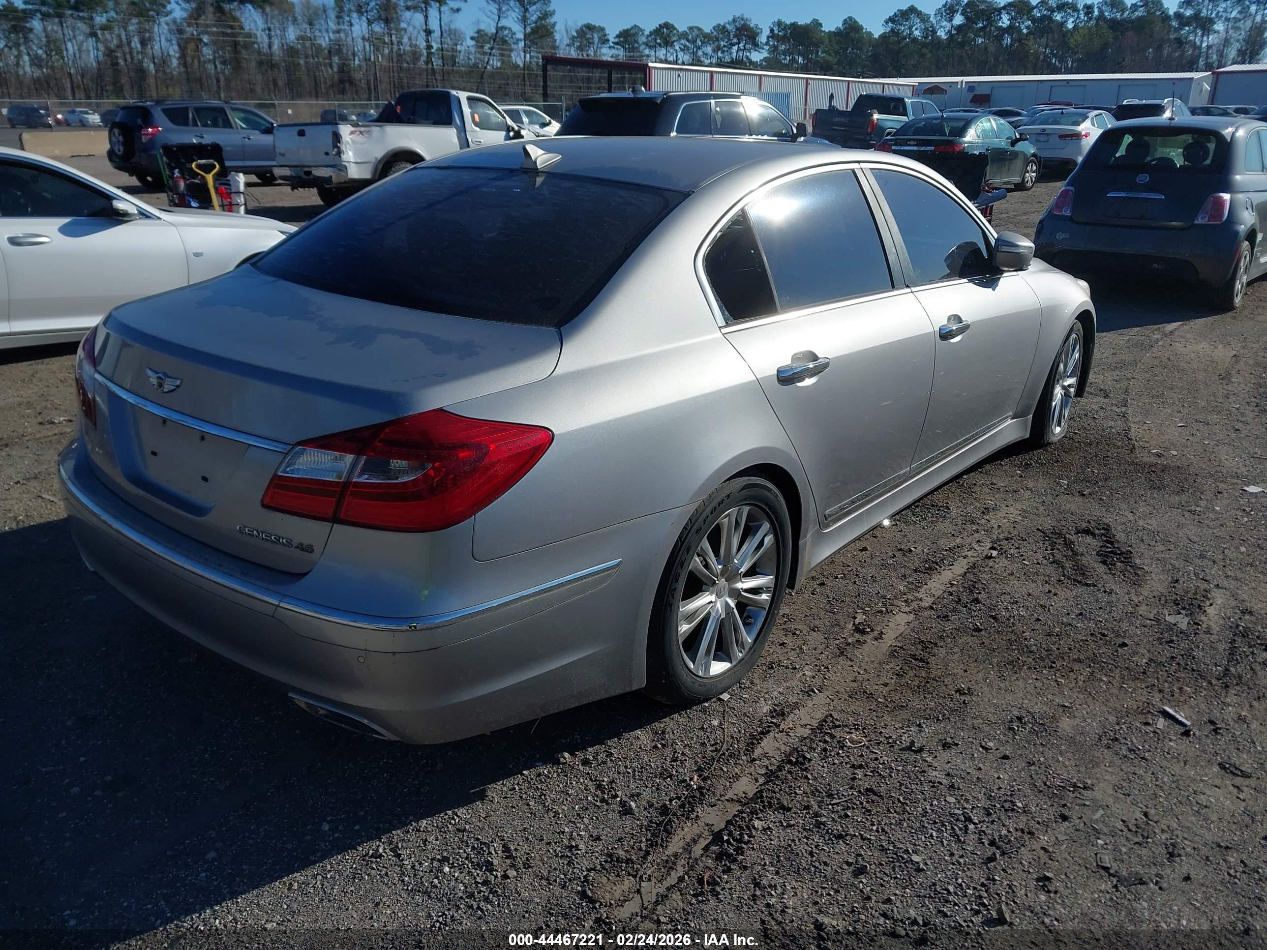 HYUNDAI GENESIS image 4