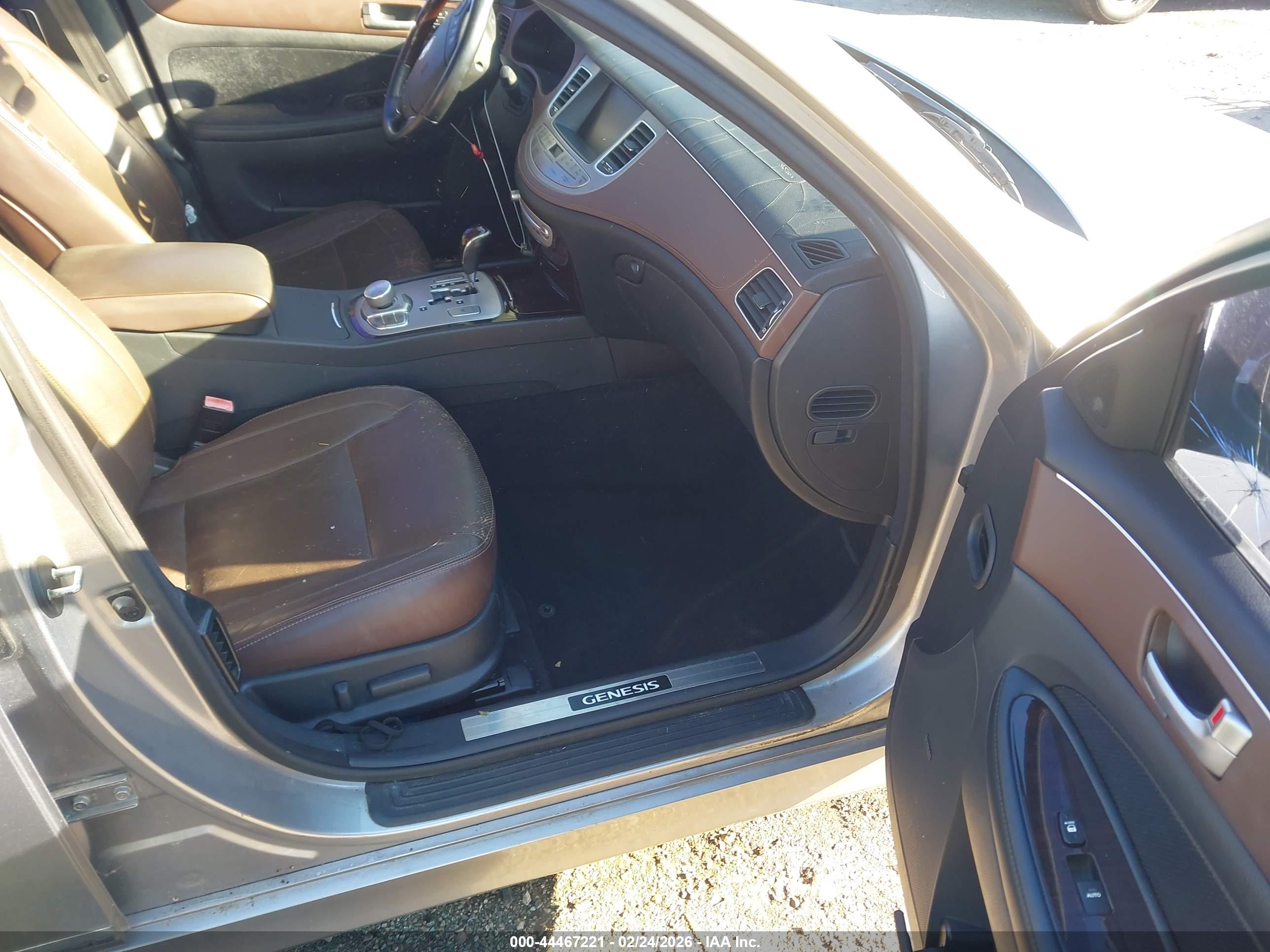 HYUNDAI GENESIS image 5