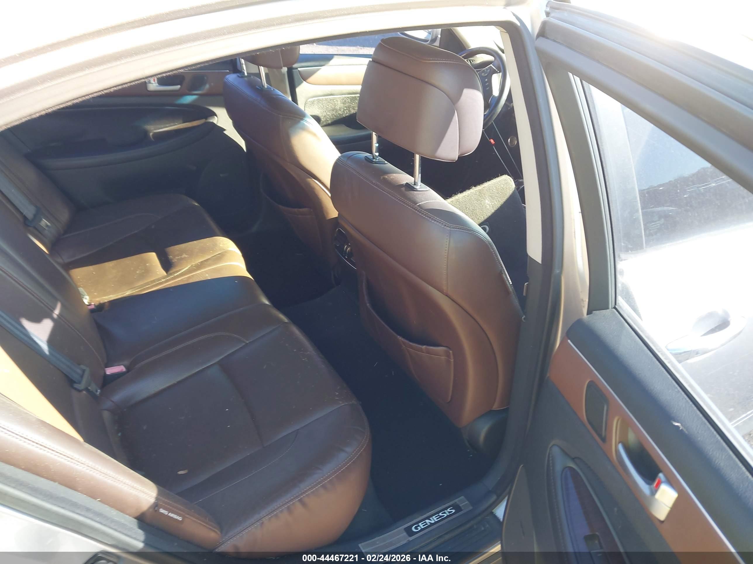 HYUNDAI GENESIS image 8