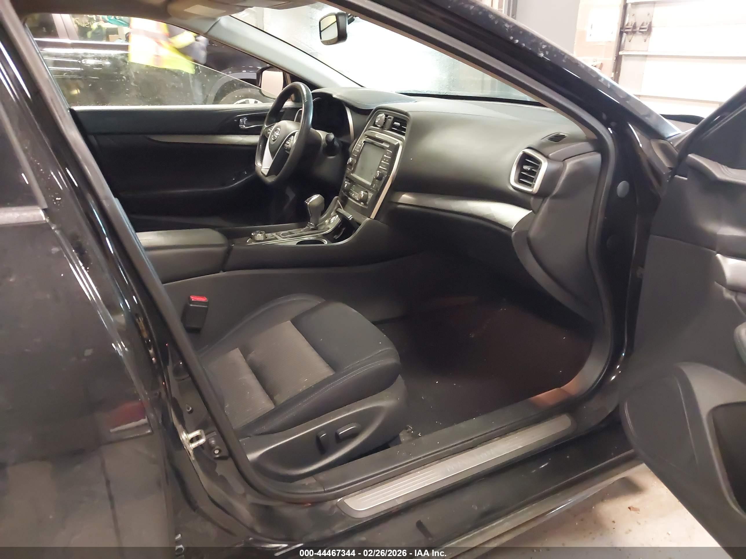 NISSAN MAXIMA image 5
