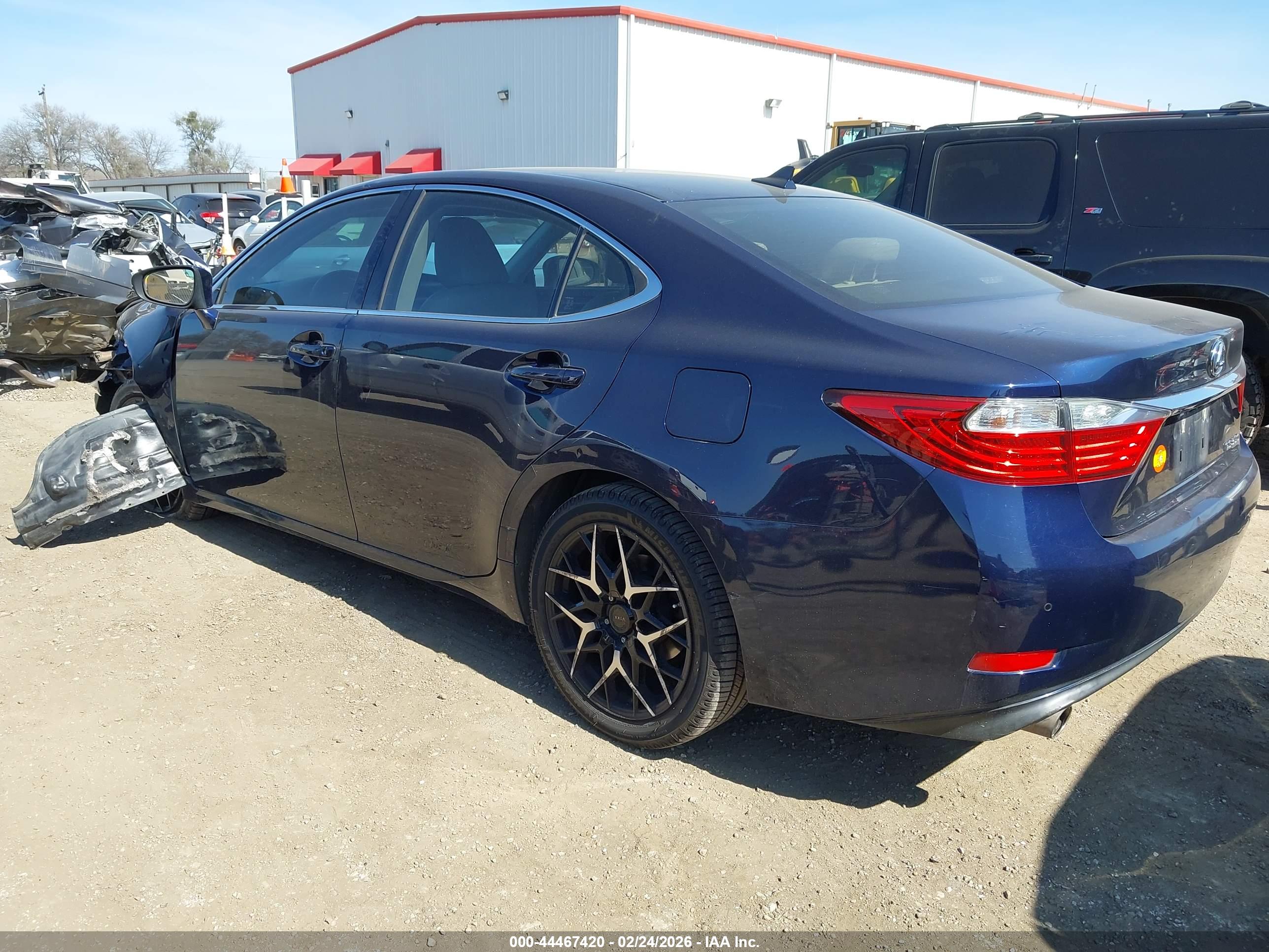 LEXUS ES image 3