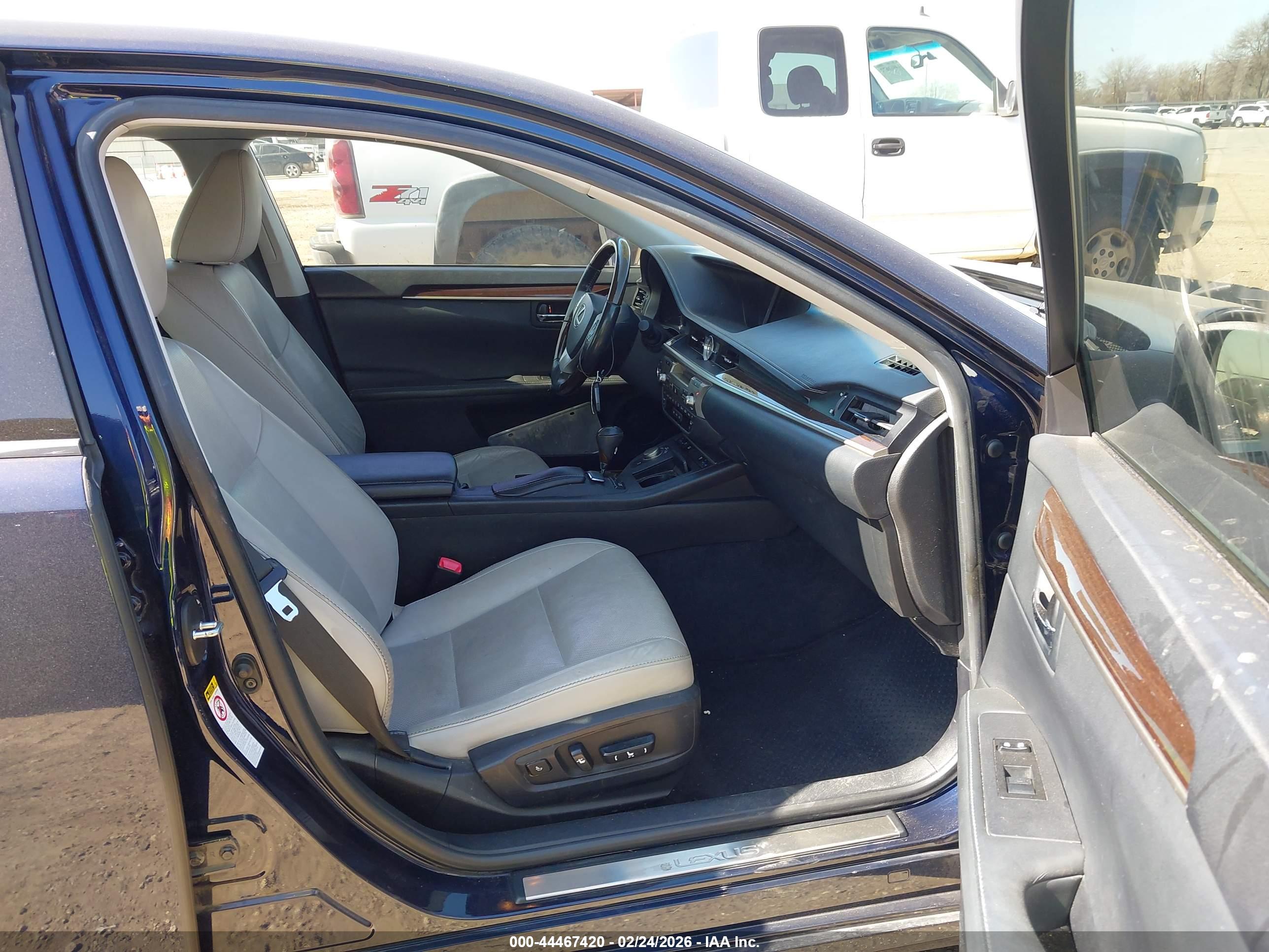 LEXUS ES image 5