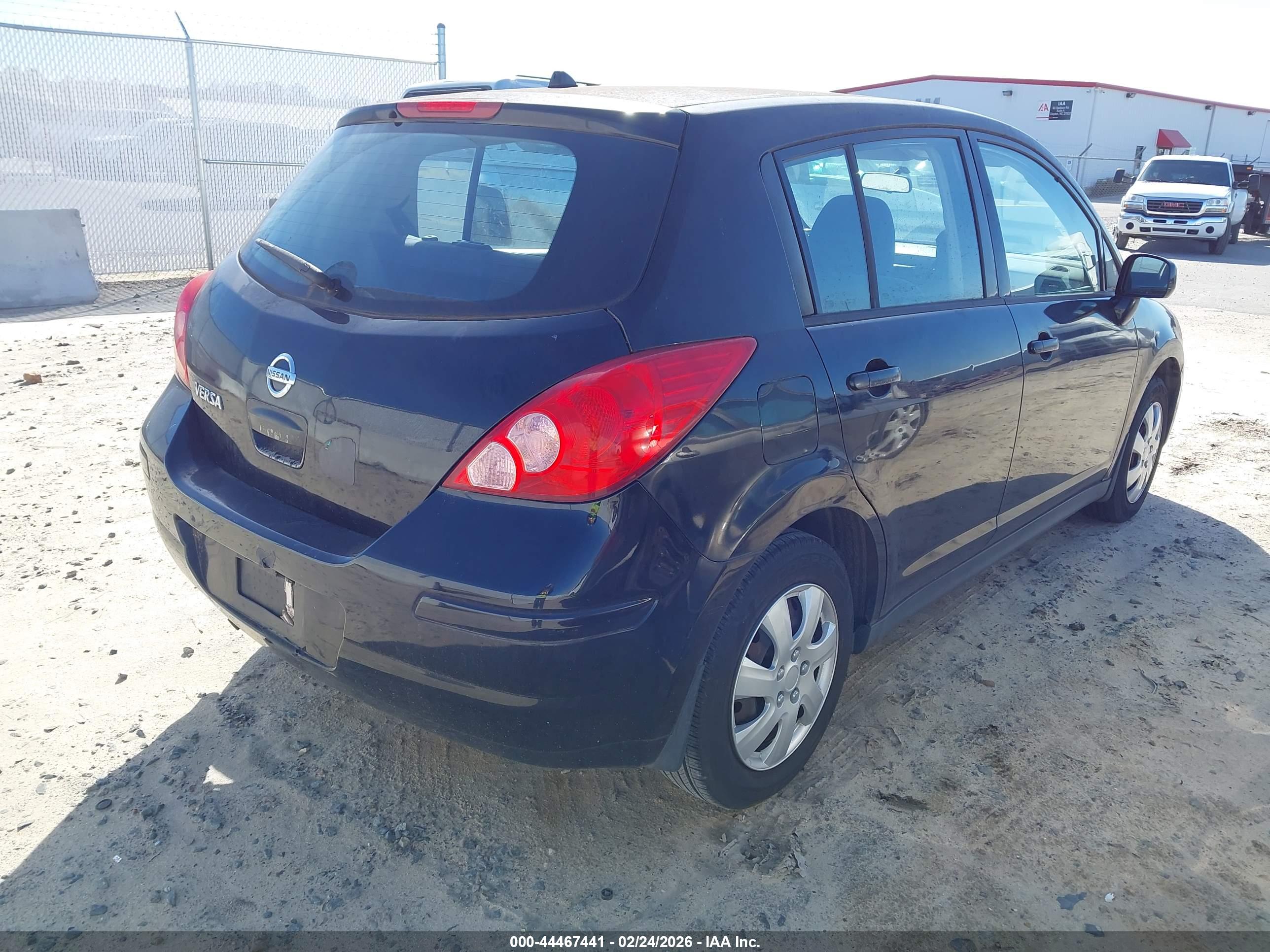 NISSAN VERSA image 4