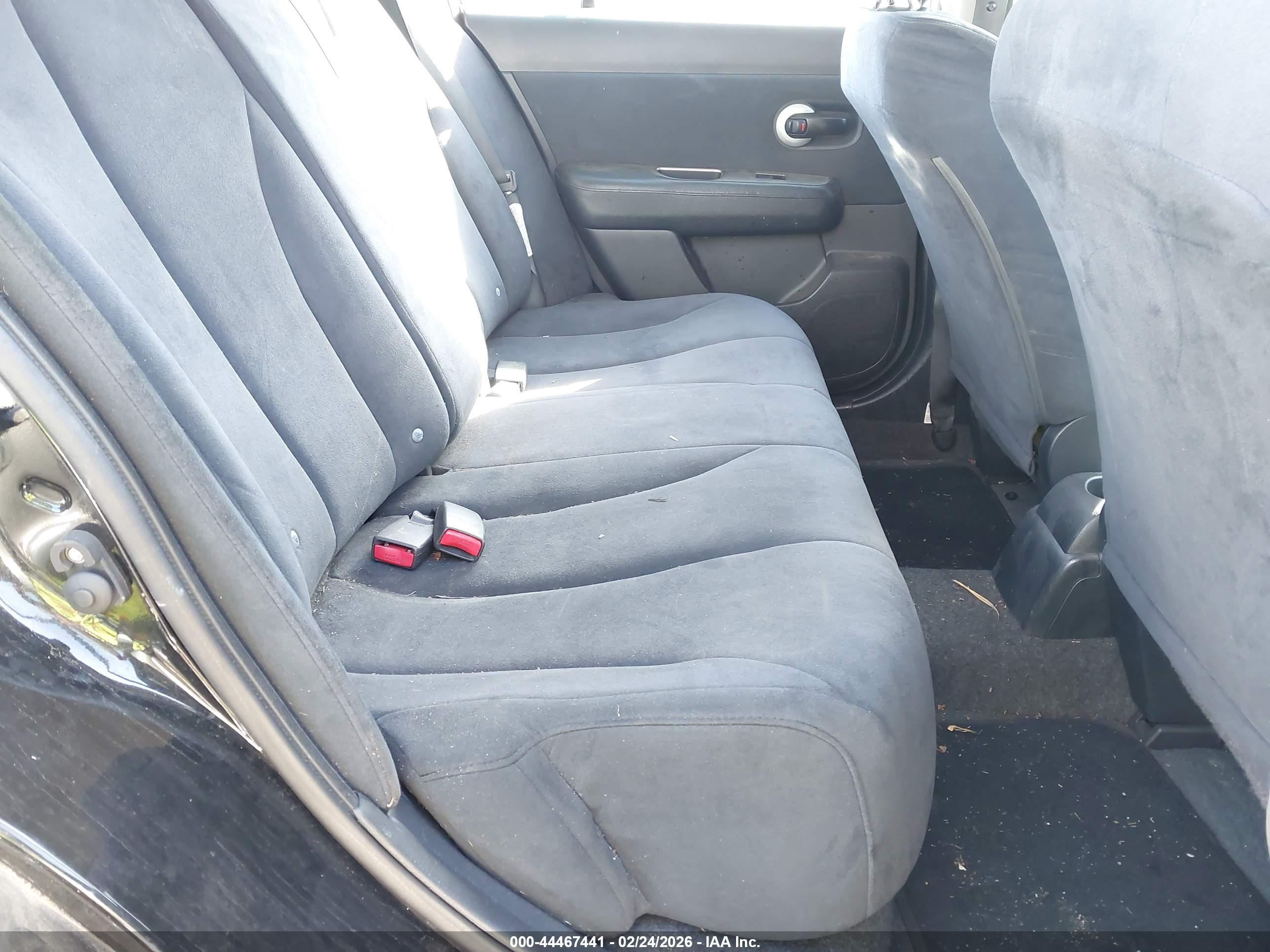 NISSAN VERSA image 8