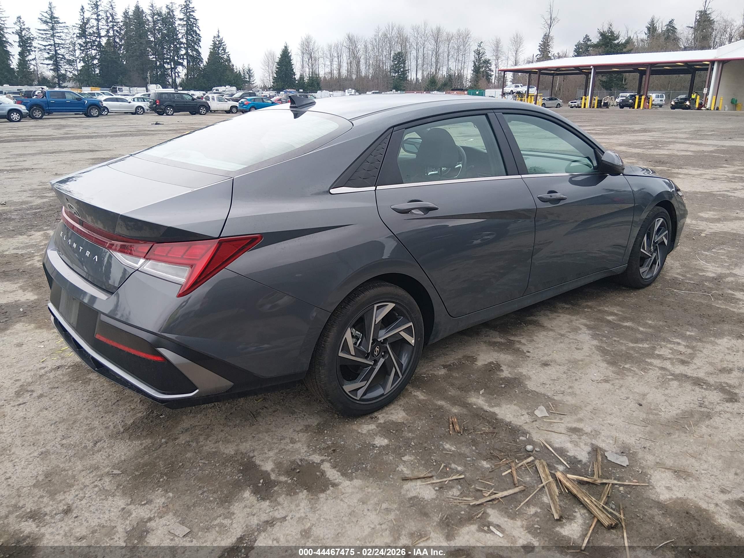 HYUNDAI ELANTRA image 4