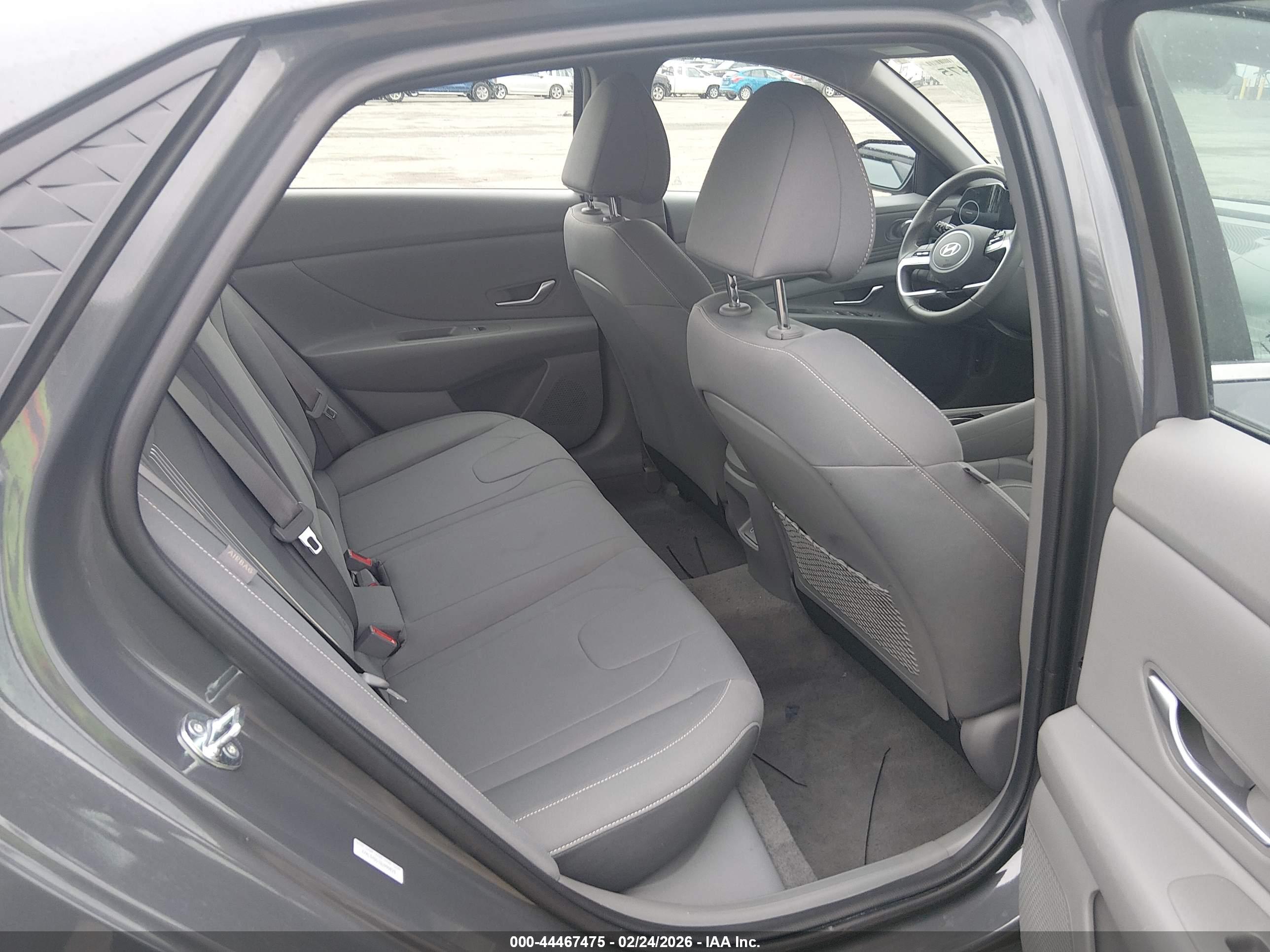 HYUNDAI ELANTRA image 8