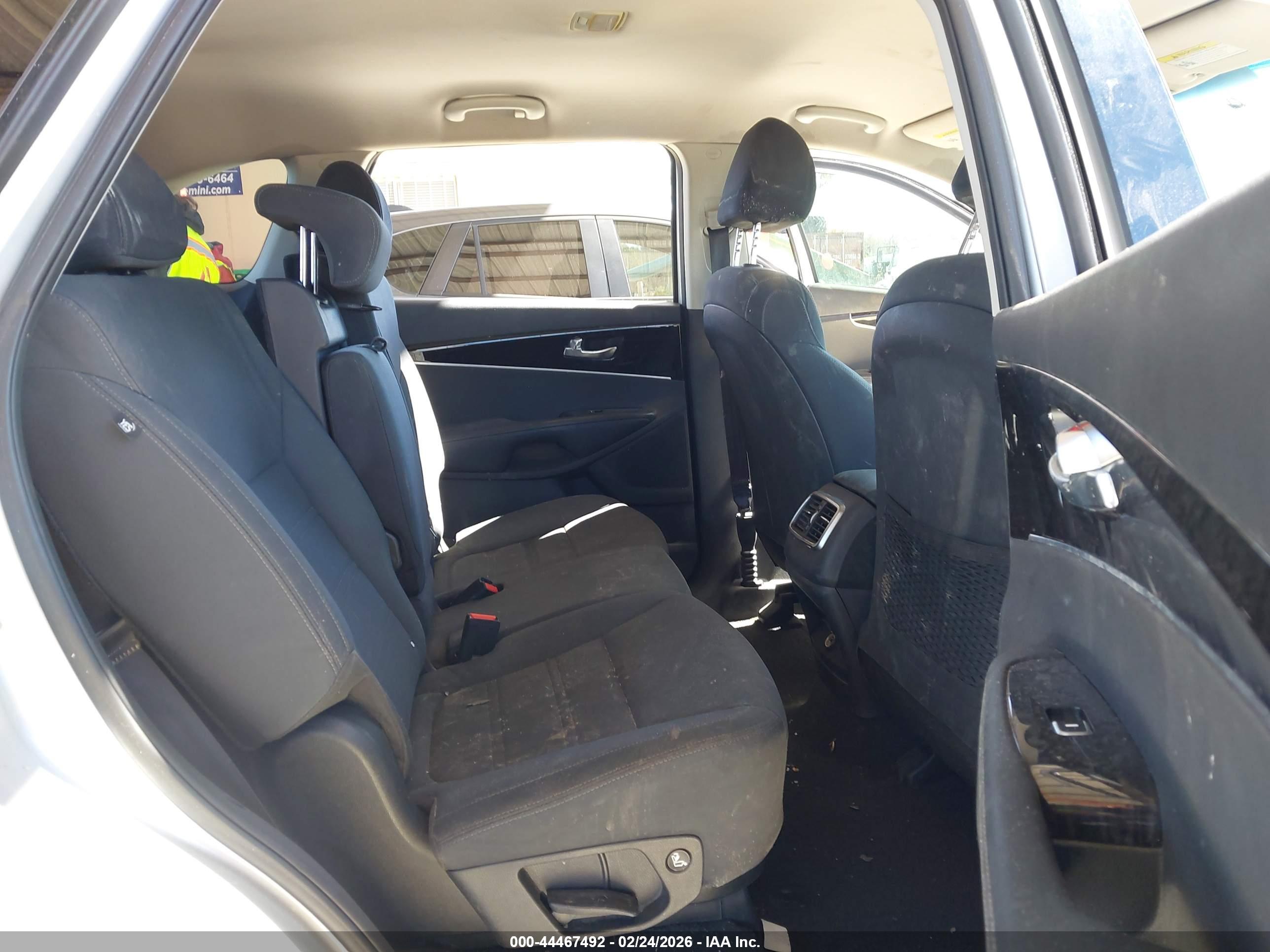 KIA SORENTO image 8