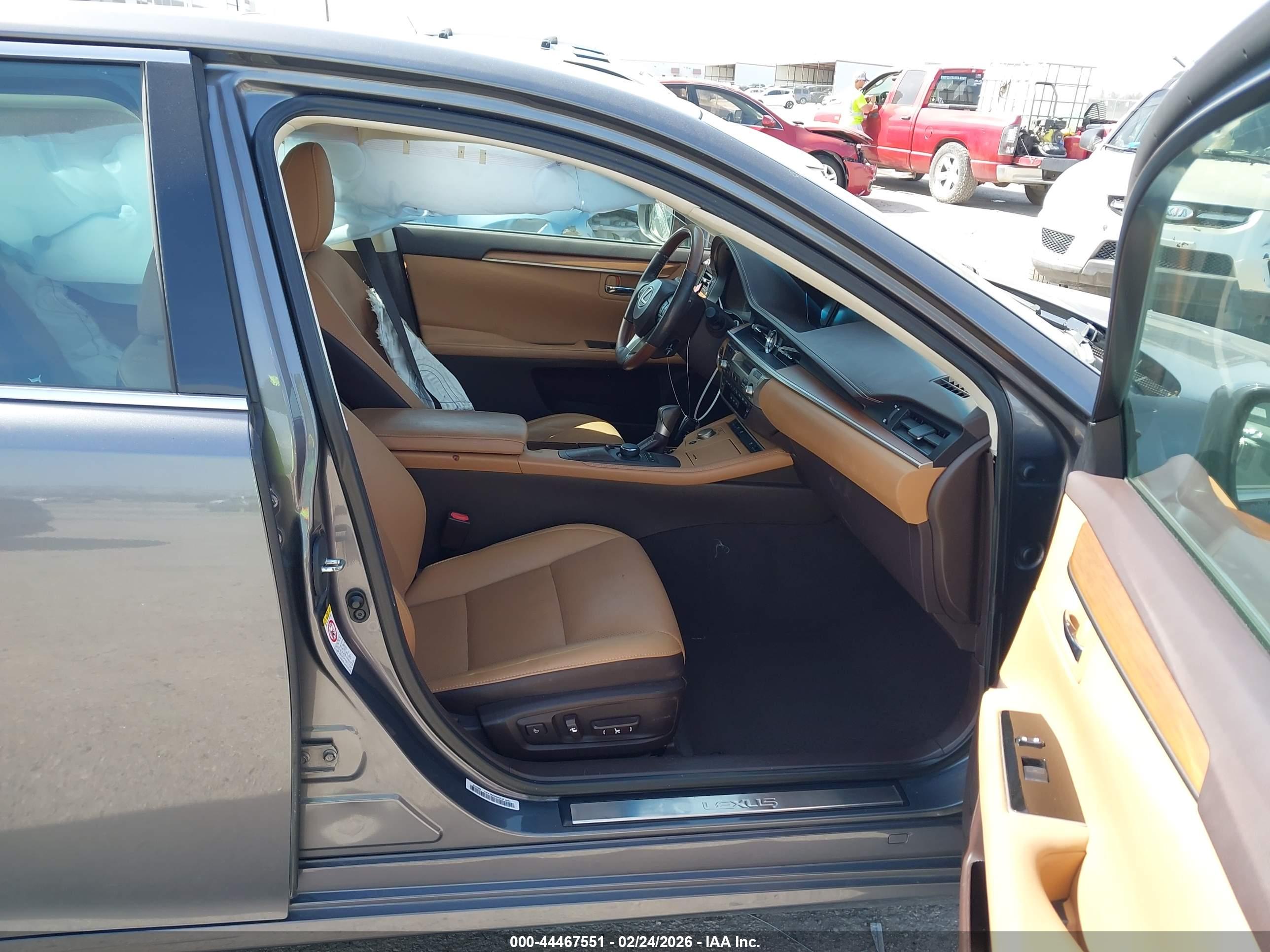 LEXUS ES image 5