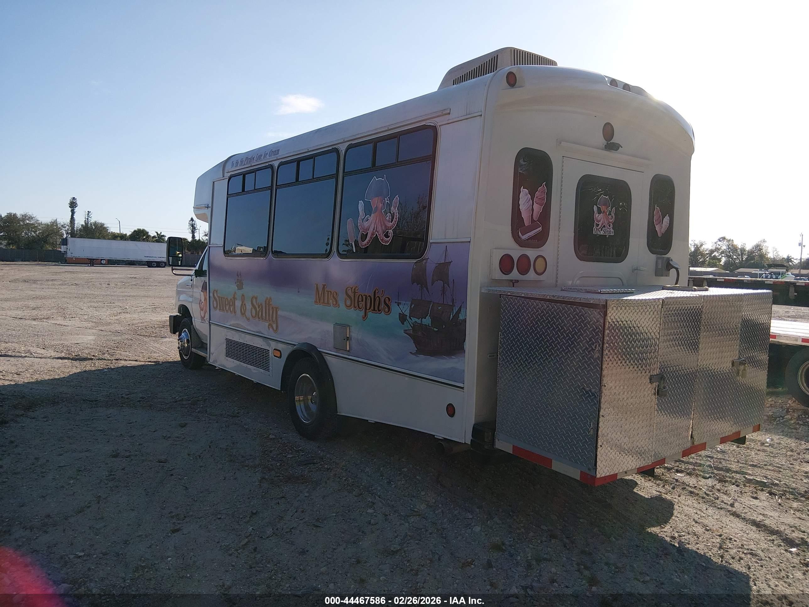 FORD BUS image 3