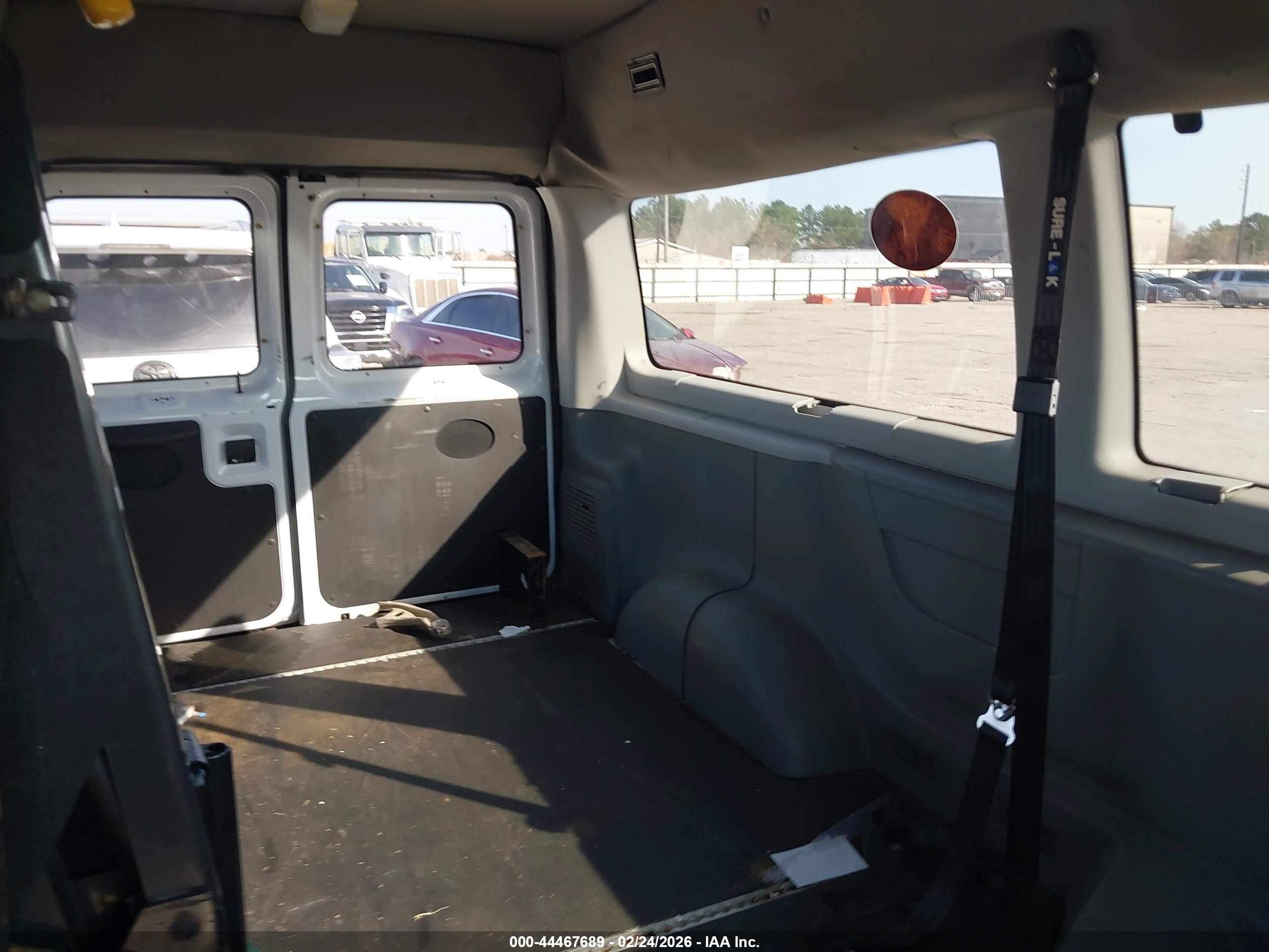 FORD E-150 image 8