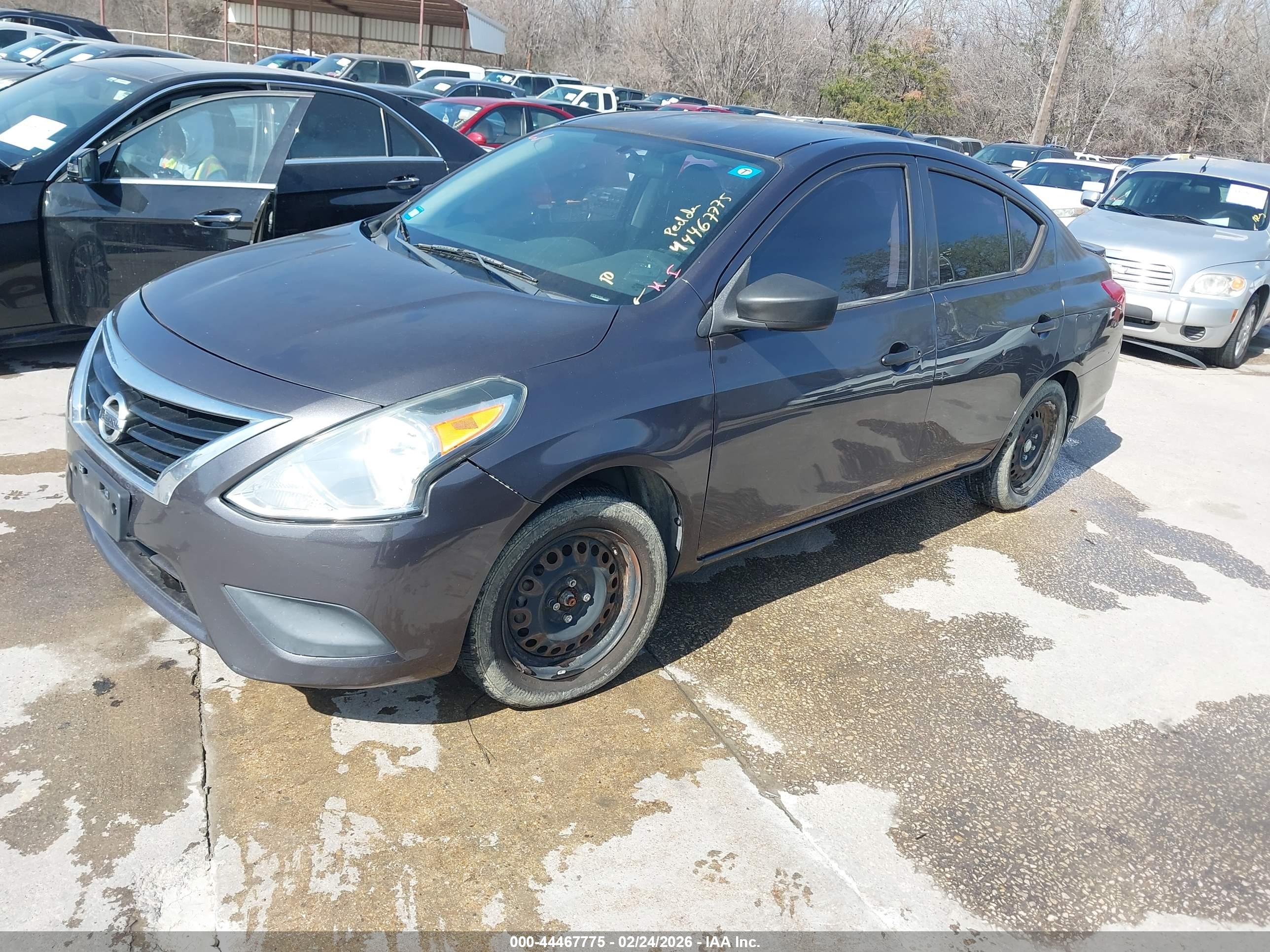 NISSAN VERSA image 2