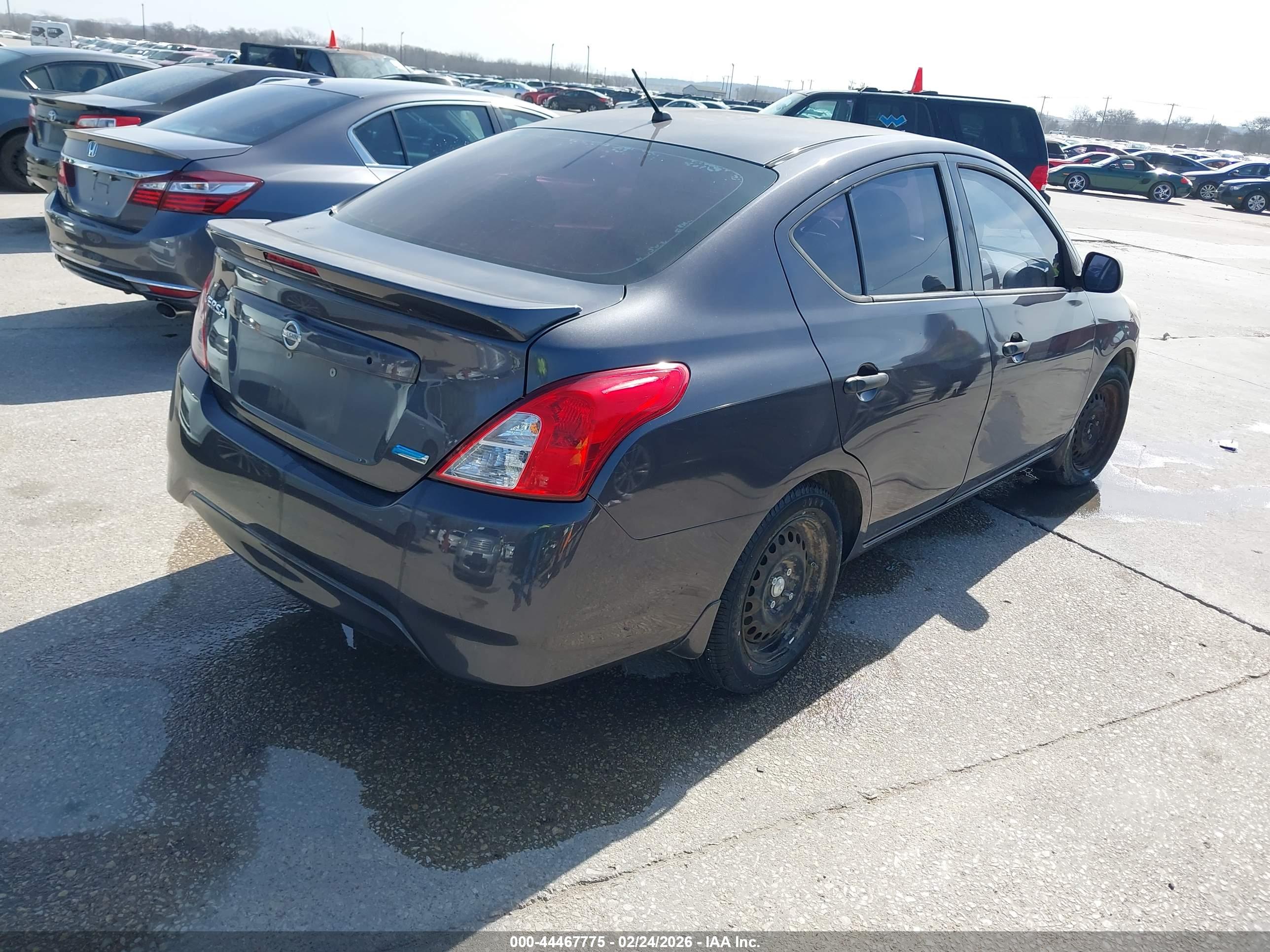 NISSAN VERSA image 4