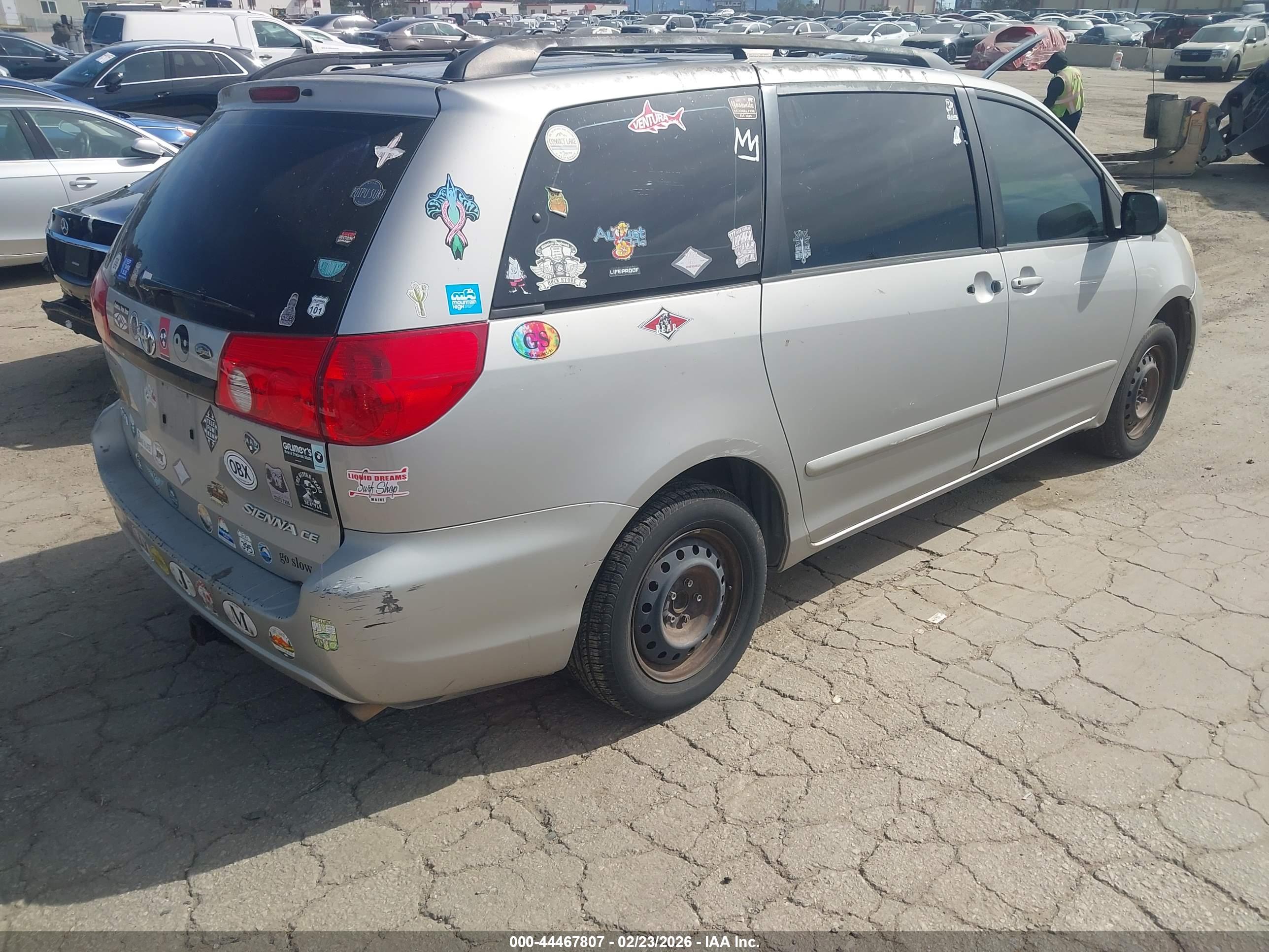 TOYOTA SIENNA image 4