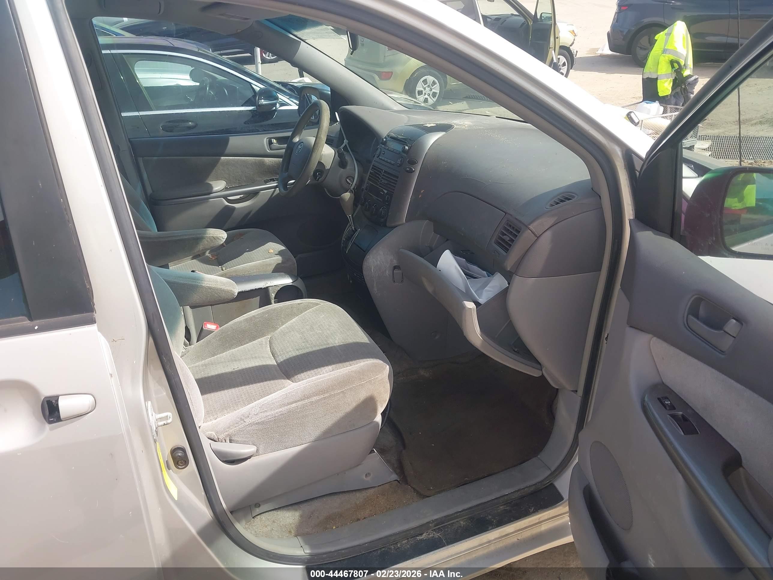 TOYOTA SIENNA image 5