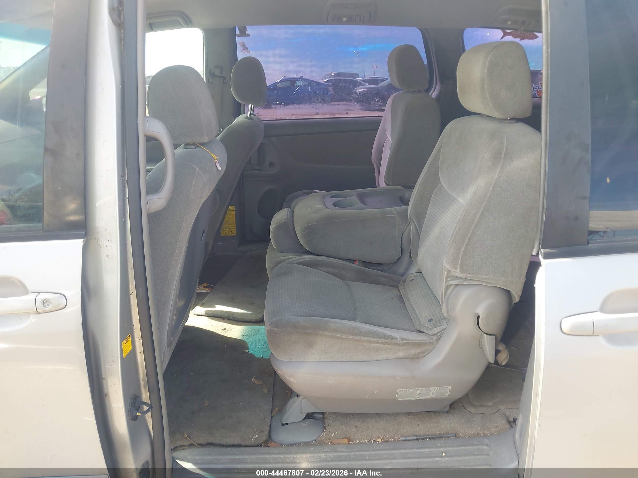 TOYOTA SIENNA image 8